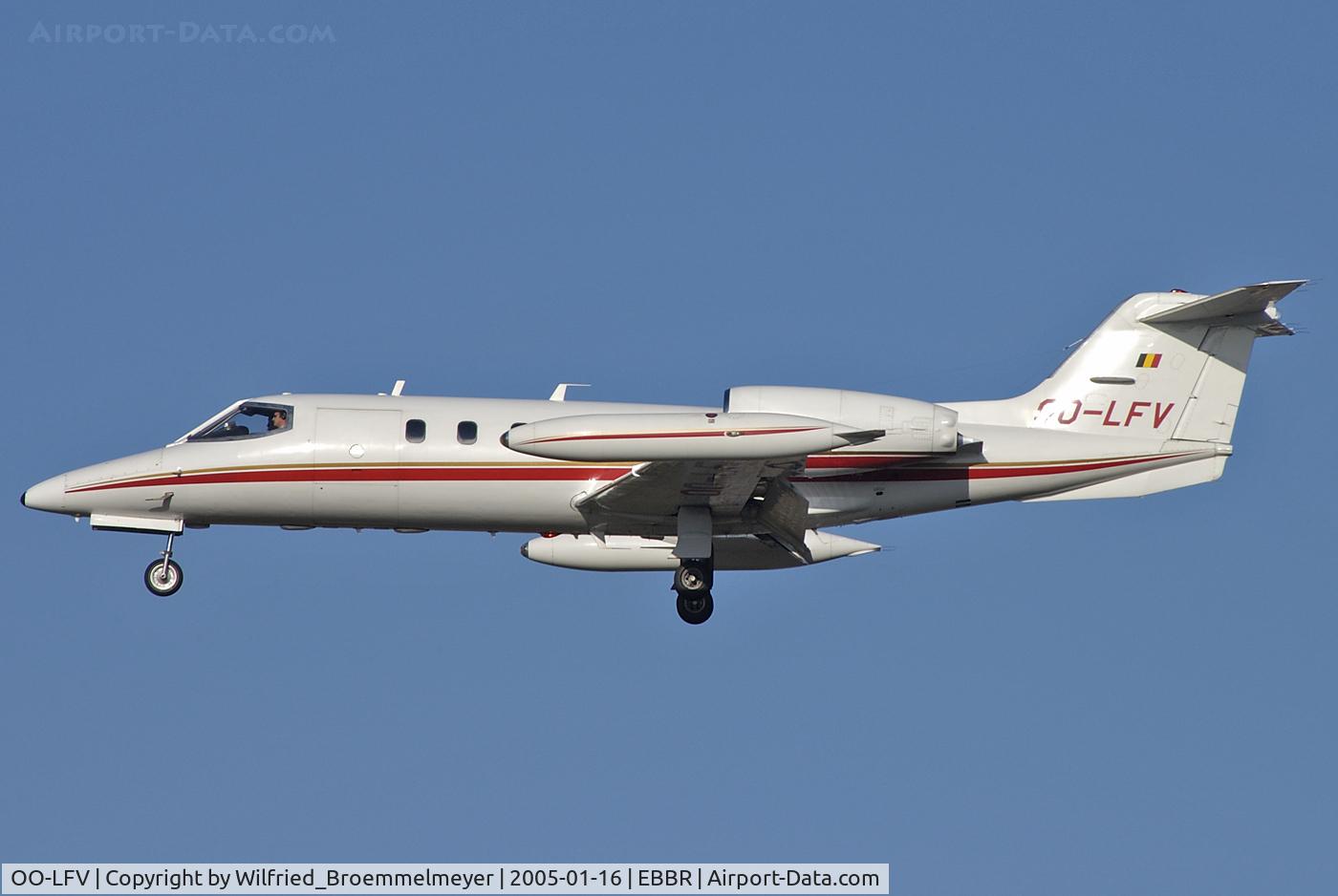 OO-LFV, 1982 Gates Learjet 35A C/N 481, On final to runway 25R.