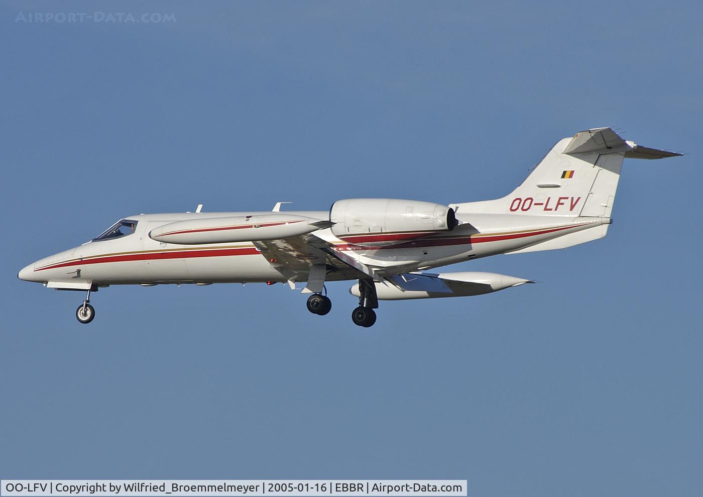 OO-LFV, 1982 Gates Learjet 35A C/N 481, Final to runway 25R.