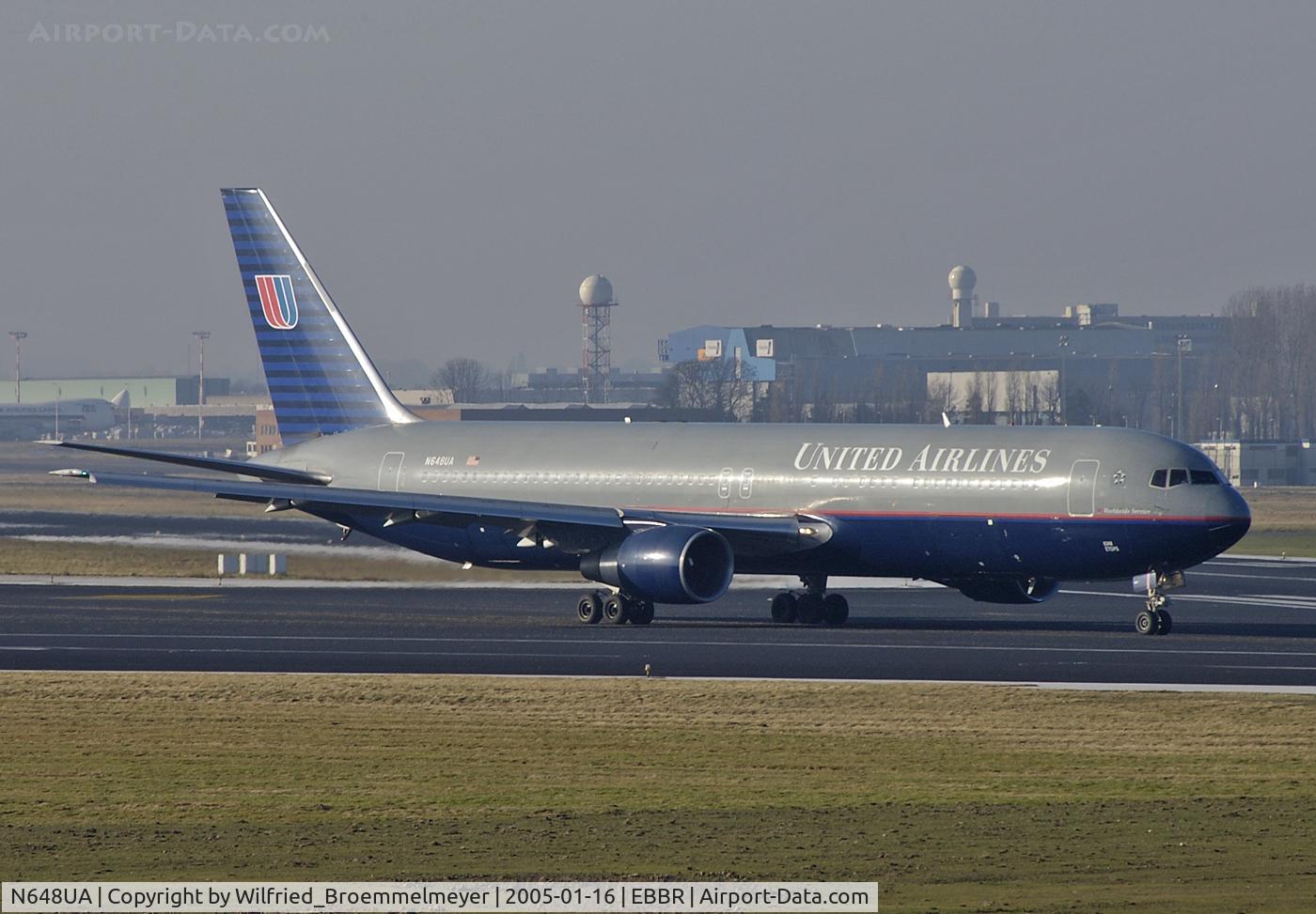 N648UA, 1992 Boeing 767-322ER C/N 25285, Taxiing to runway 20.