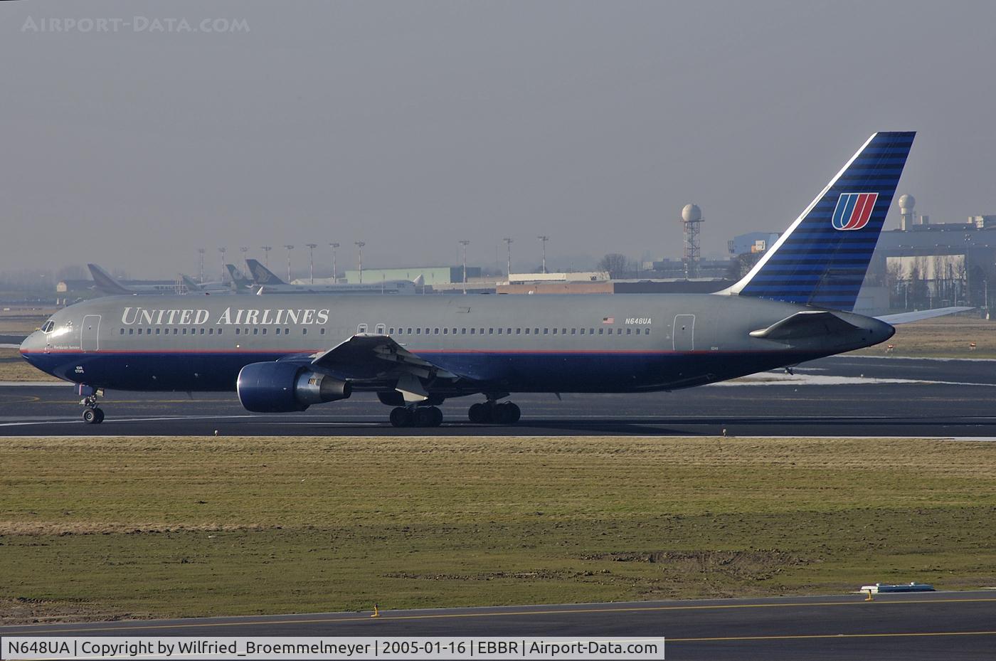 N648UA, 1992 Boeing 767-322ER C/N 25285, Take-off run on runway 20.
