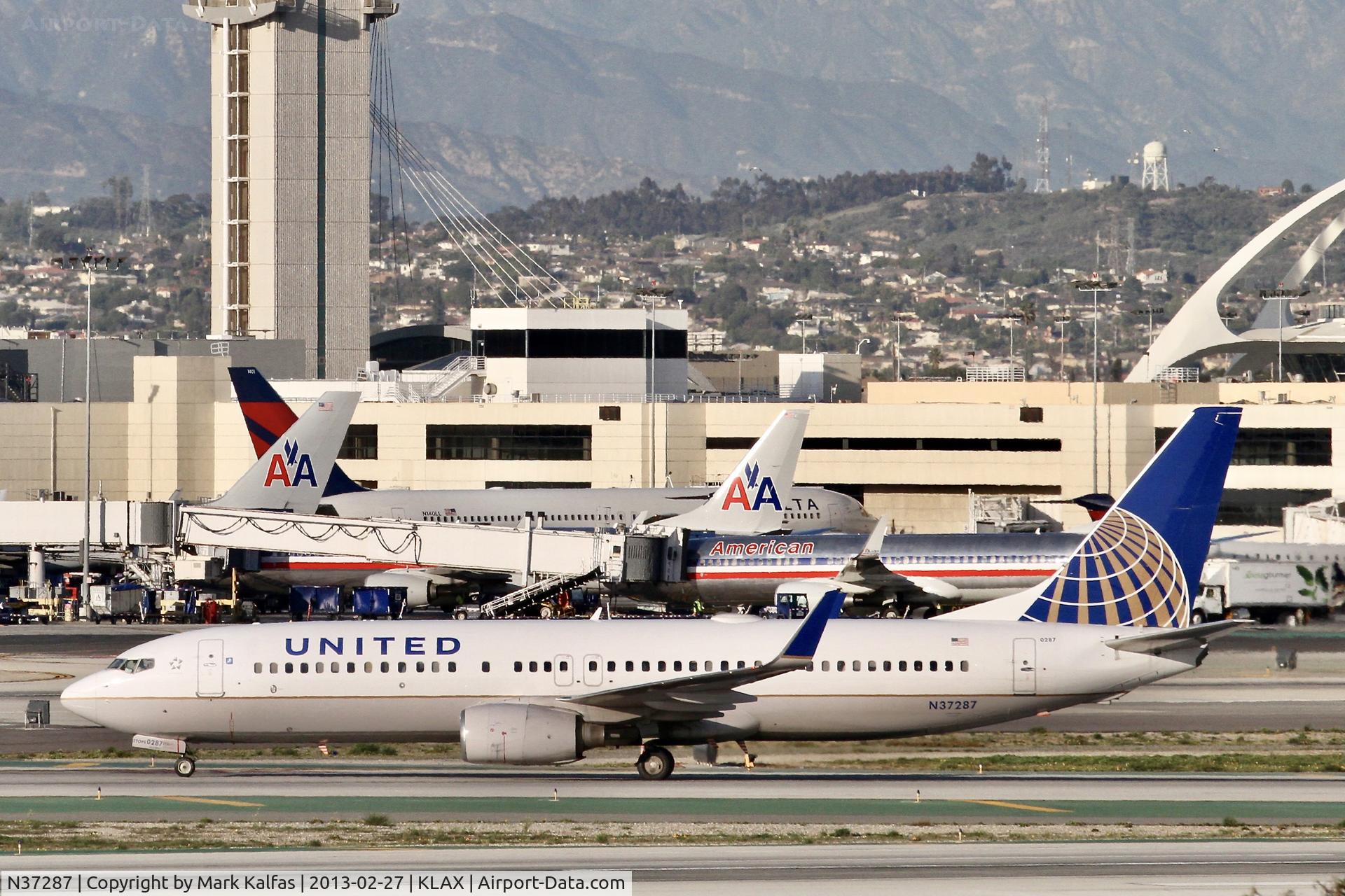 N37287, 2004 Boeing 737-824 C/N 31636, United B738, N37287 at LAX