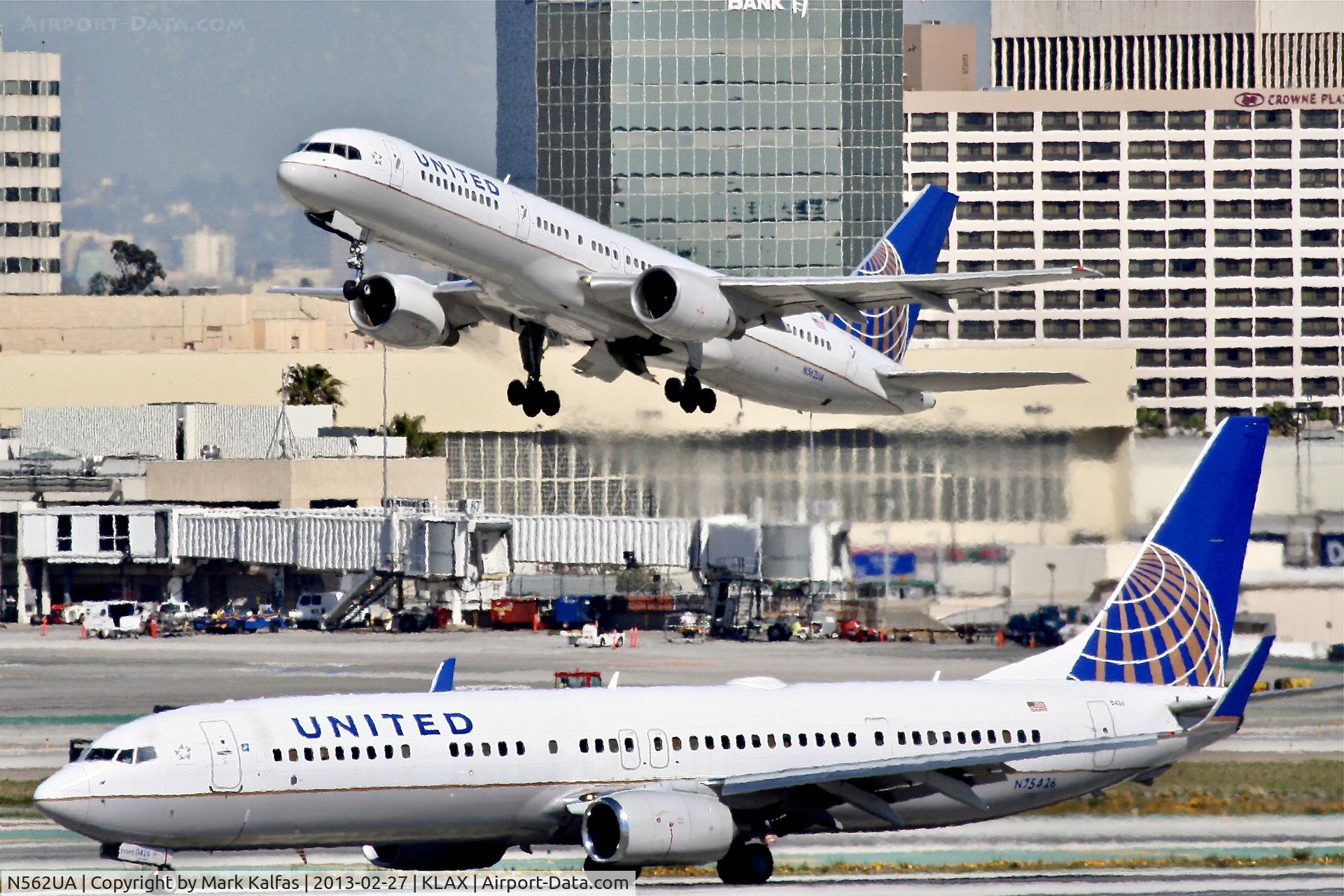 N562UA, 1992 Boeing 757-222 C/N 26664, United B752, N562UA departing LAX 25R