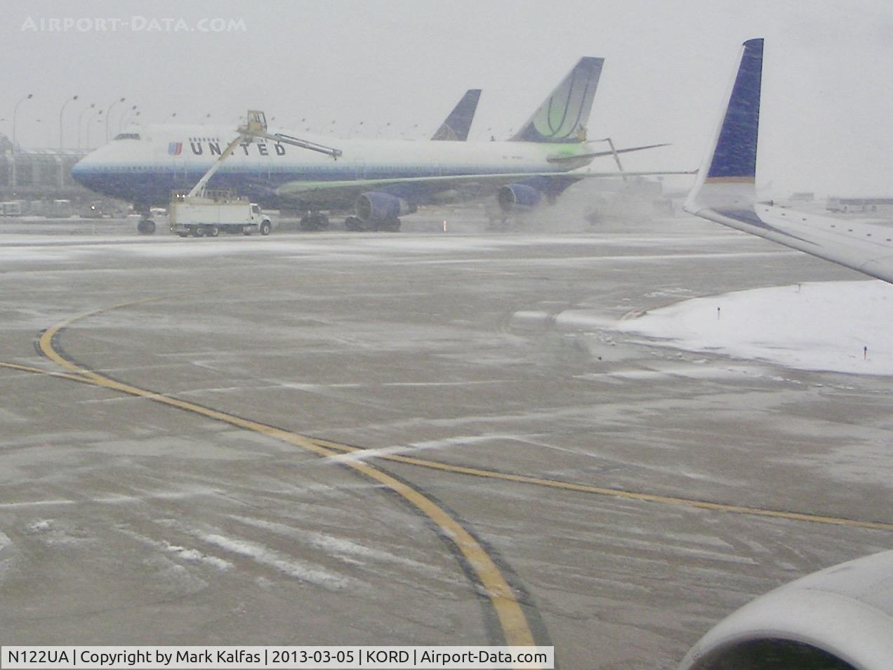 N122UA, 1999 Boeing 747-422 C/N 29168, United B744, Boeing 747-422, N122UA, de-icing at ORD during snowstorm