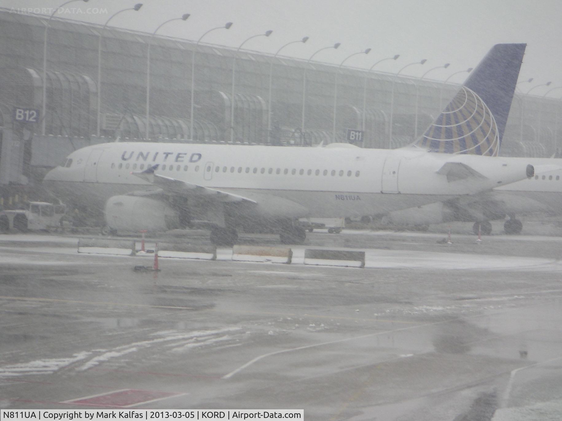 N811UA, 1998 Airbus A319-131 C/N 847, United A319,  N811UA Airbus A319-232 at gat B12 ORD during a snowstorm