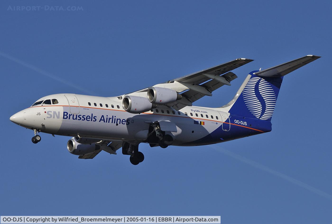 OO-DJS, 1996 British Aerospace Avro 146-RJ85 C/N E.2292, Approach to Runway 25R.