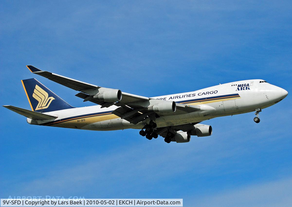 9V-SFD, 1995 Boeing 747-412F/SCD C/N 26553, RWY04L
