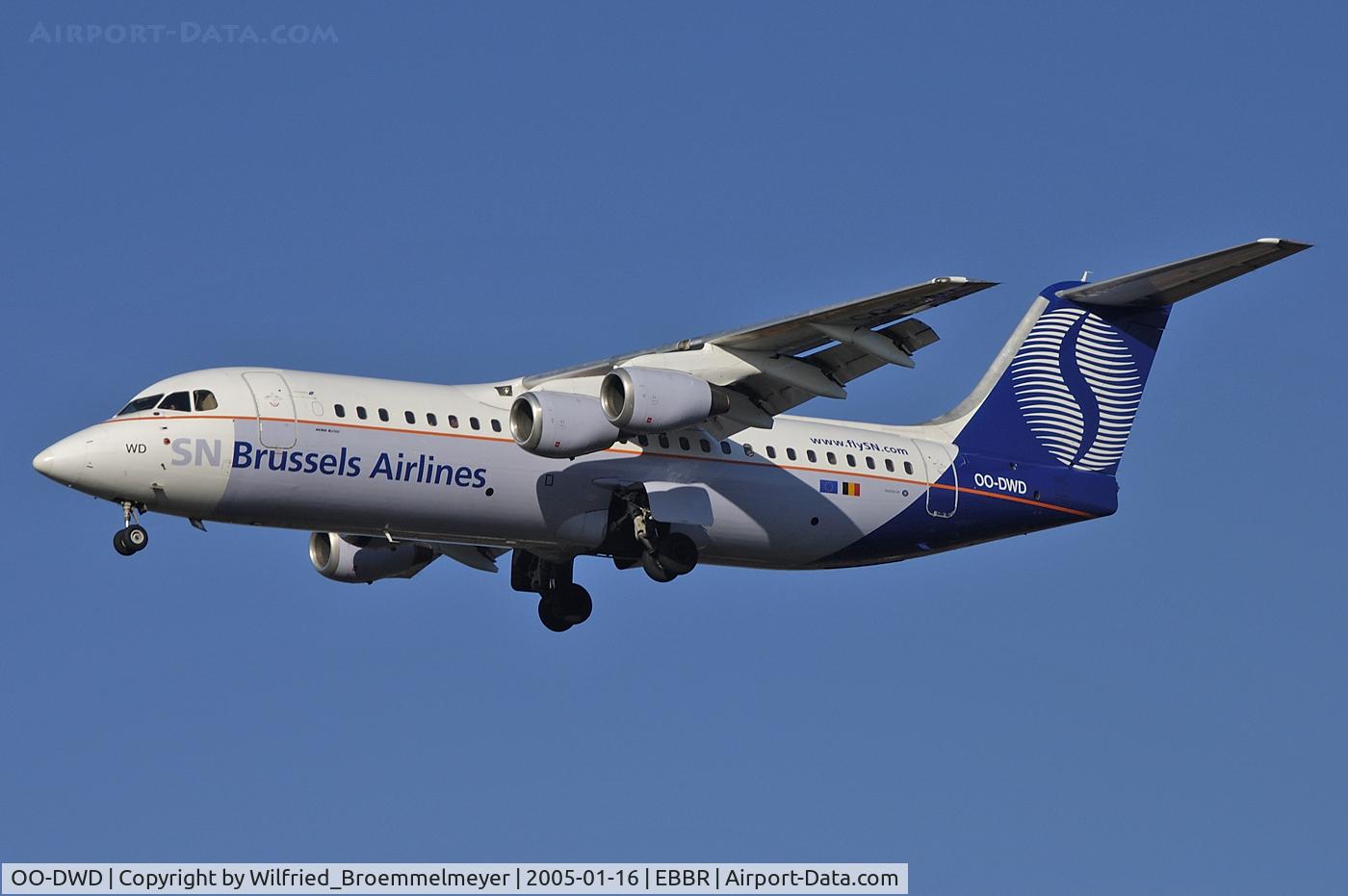 OO-DWD, 1998 British Aerospace Avro 146-RJ100 C/N E3324, Approach to Runway 25R