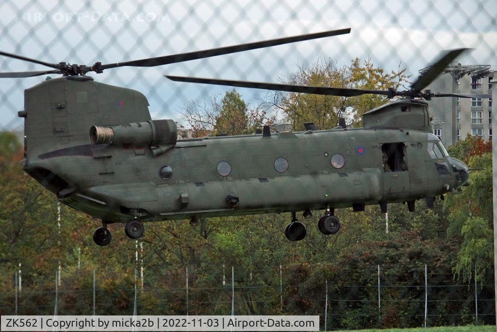 ZK562, Boeing Chinook HC.6 C/N M7713, Take off