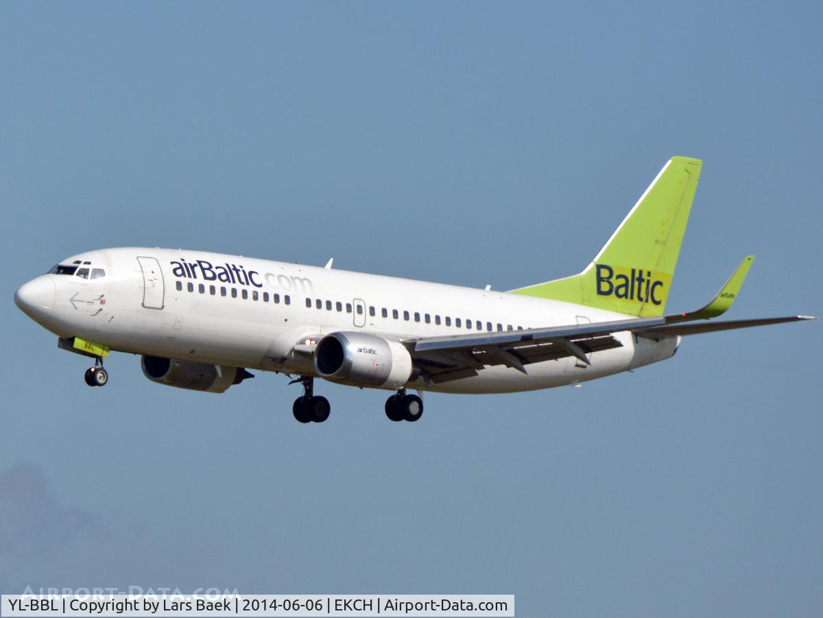 YL-BBL, 1998 Boeing 737-33V C/N 29334, RWY22L