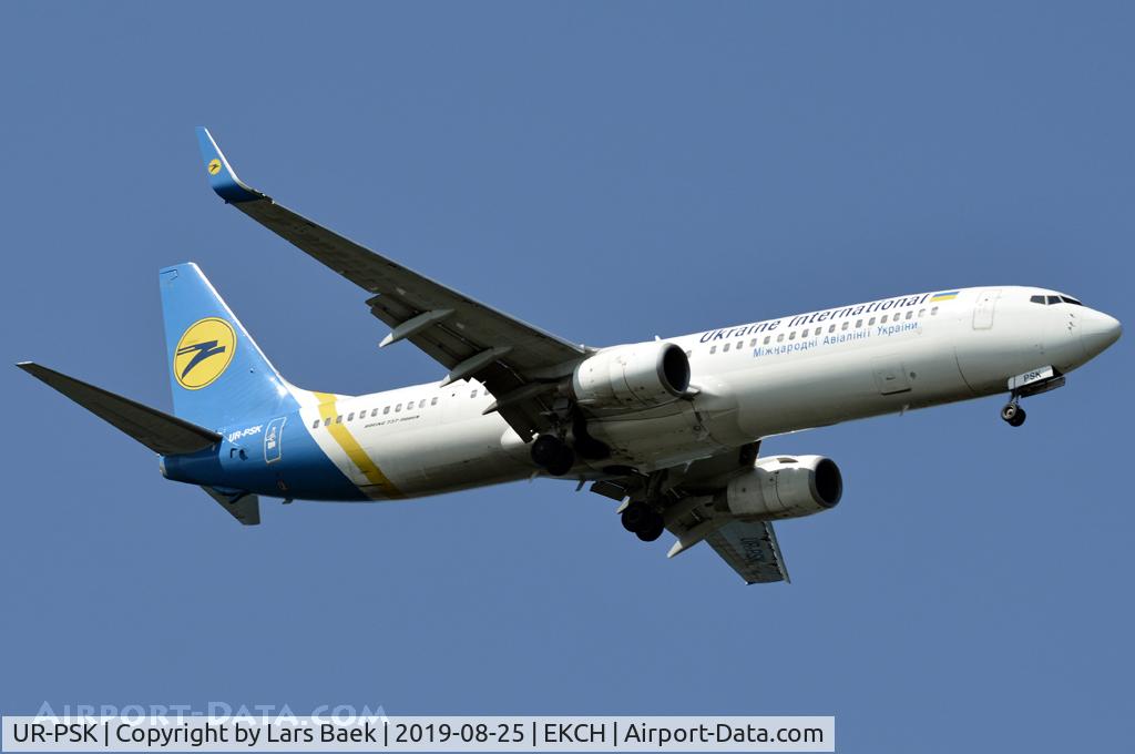 UR-PSK, 2009 Boeing 737-94X/ER C/N 36086, RWY04L
