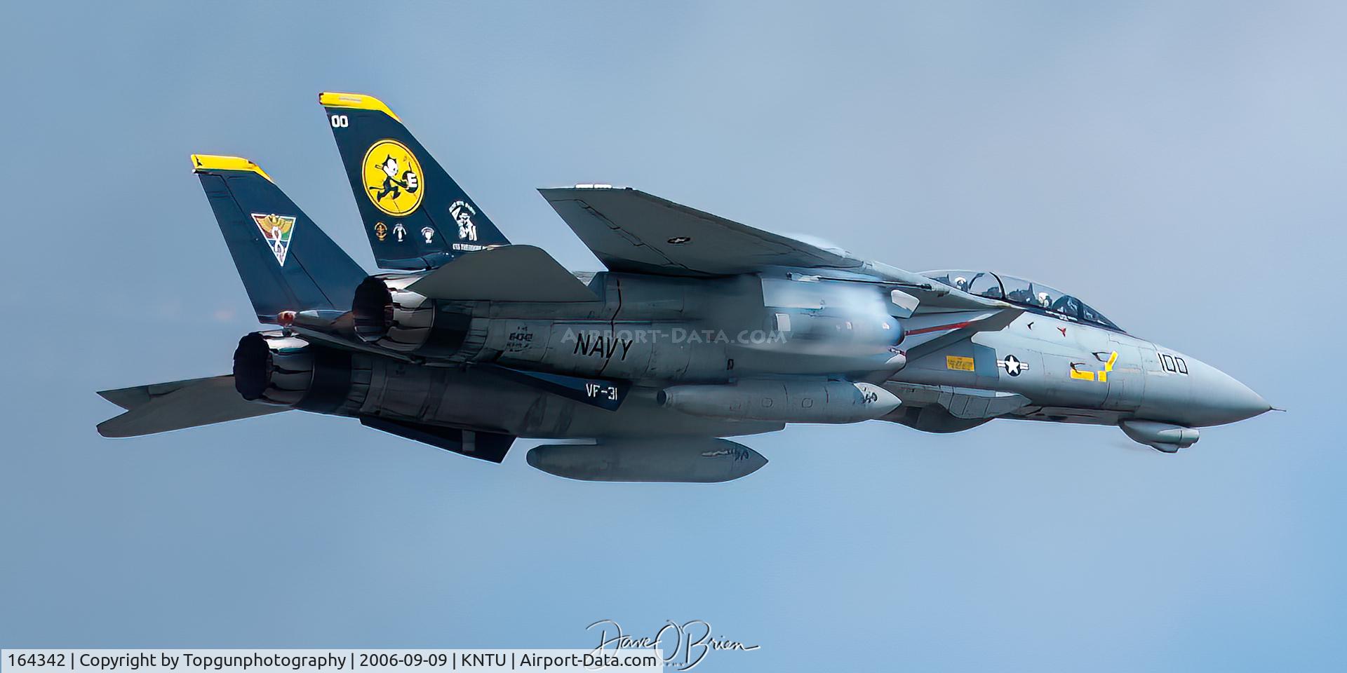 164342, Grumman F-14D Tomcat C/N 617/D-22, Tomcat with wings swept back high speed pass