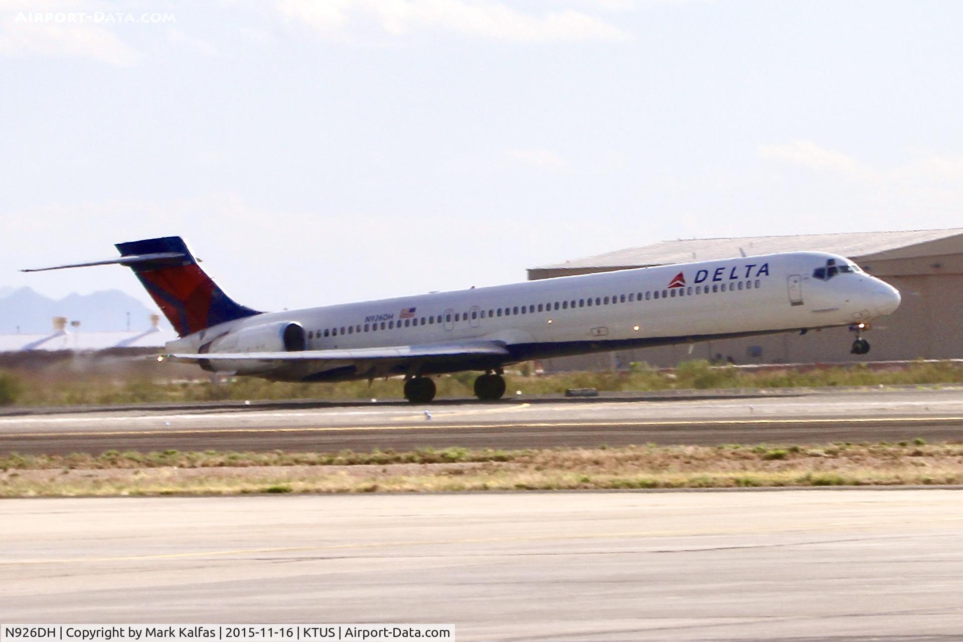 N926DH, 1998 McDonnell Douglas MD-90-30 C/N 53588, Delta McDonnell Douglas MD-90-30, MD-90-30 departing Tuscon