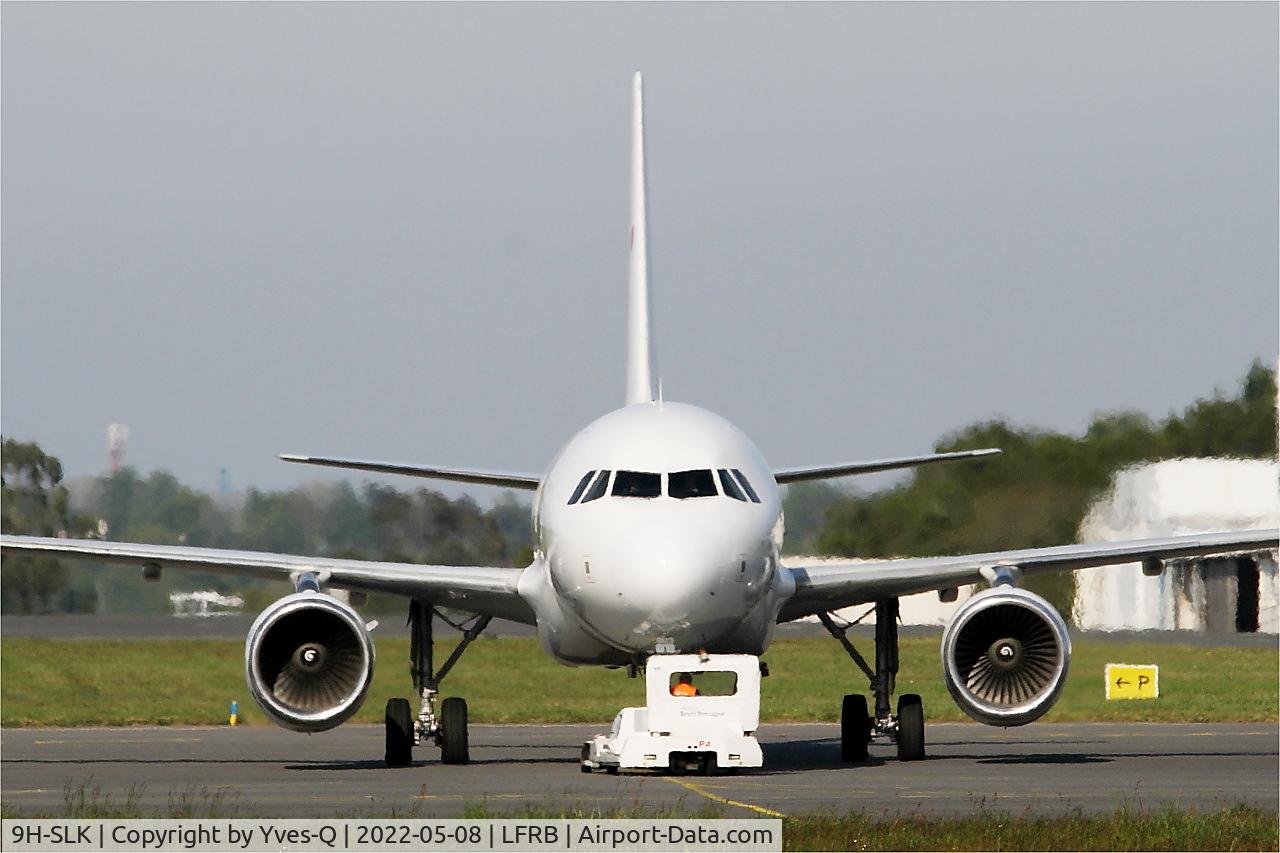9H-SLK, 2002 Airbus A320-214 C/N 1725, Airbus A320-214, Push back, Brest-Bretagne Airport (LFRB-BES)