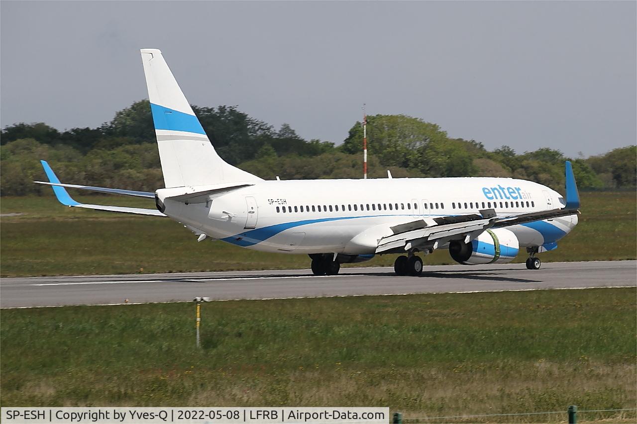 SP-ESH, 2009 Boeing 737-81M C/N 35287, Boeing 737-81M, Reverse thrust landing rwy 07R, Brest-Bretagne Airport (LFRB-BES)