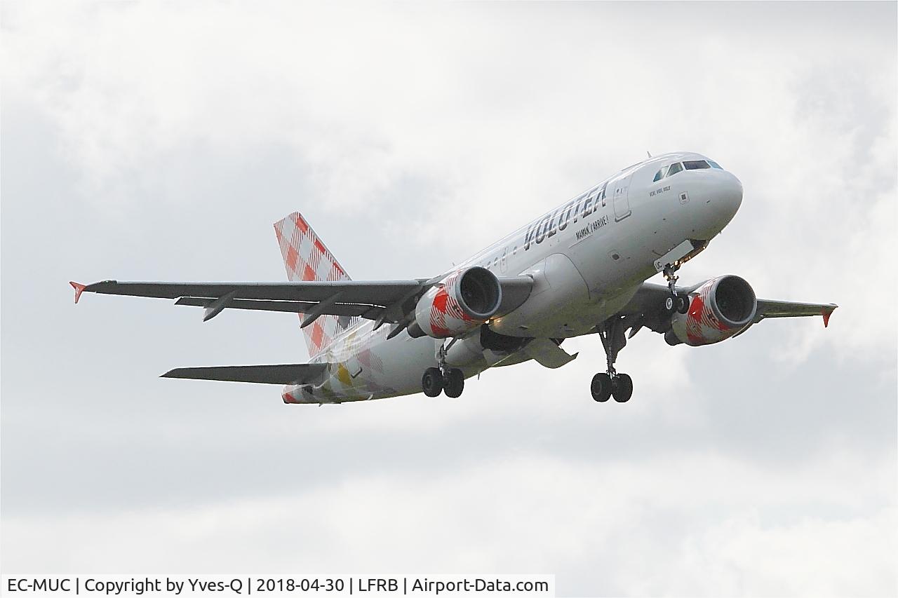 EC-MUC, 2004 Airbus A319-111 C/N 2122, Airbus A319-111, Taking off rwy 07R, Brest-Bretagne airport (LFRB-BES)