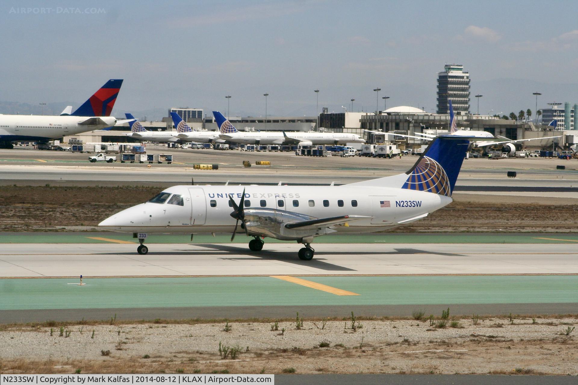 N233SW, 1995 Embraer EMB-120ER Brasilia C/N 120.307, SkyWest Embraer EMB-120ER Brasilia, N233SW at LAX