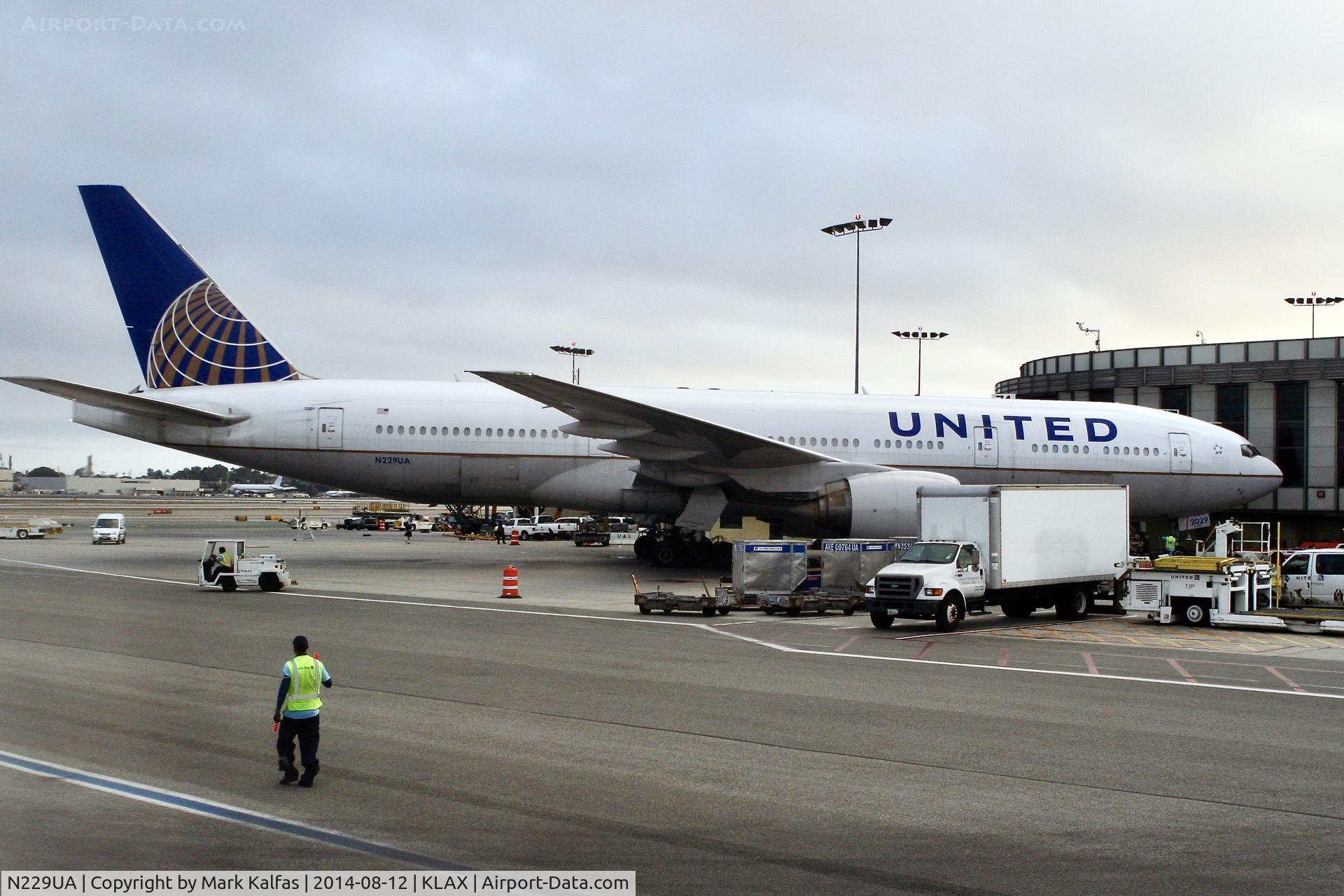 N229UA, 2002 Boeing 777-222 C/N 30557, United Boeing 777-222, N229UA at gate 74 LAX
