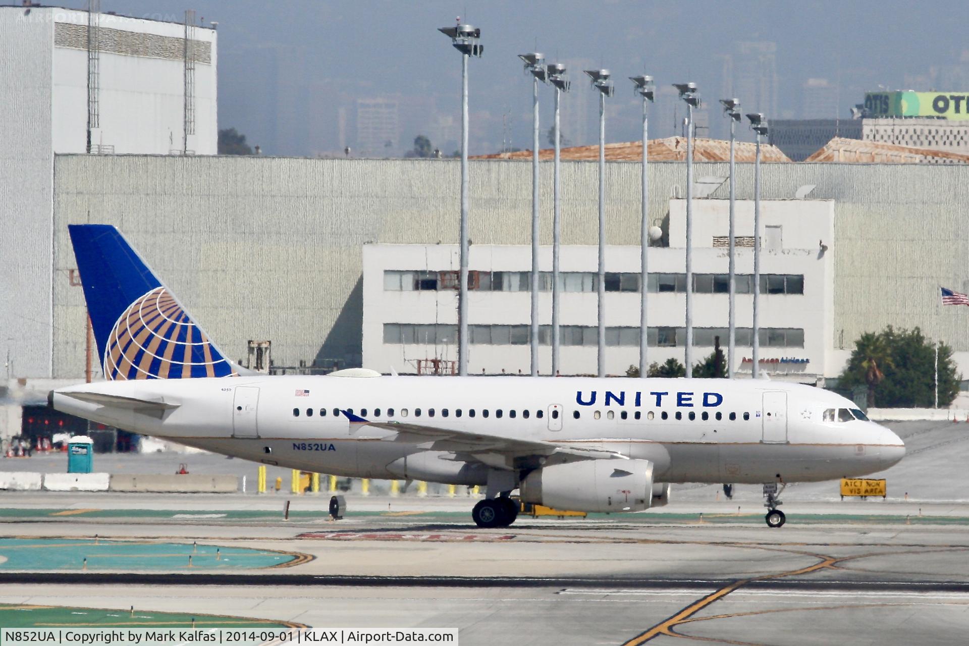 N852UA, 2002 Airbus A319-131 C/N 1671, United Airbus A319-131, N852UA at LAX