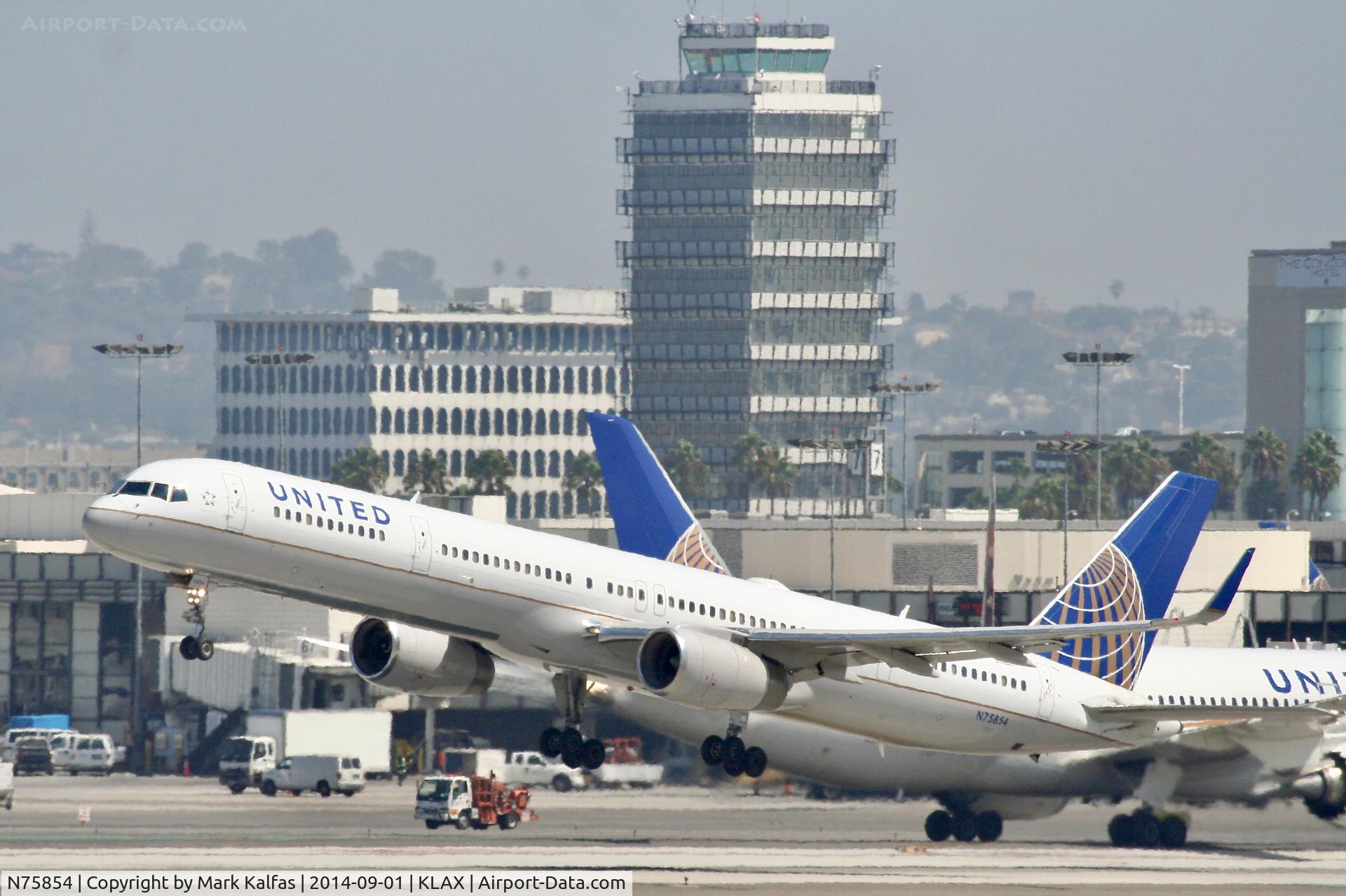 N75854, 2002 Boeing 757-324 C/N 32813, United Boeing 757-324, N75854 departing 25R LAX