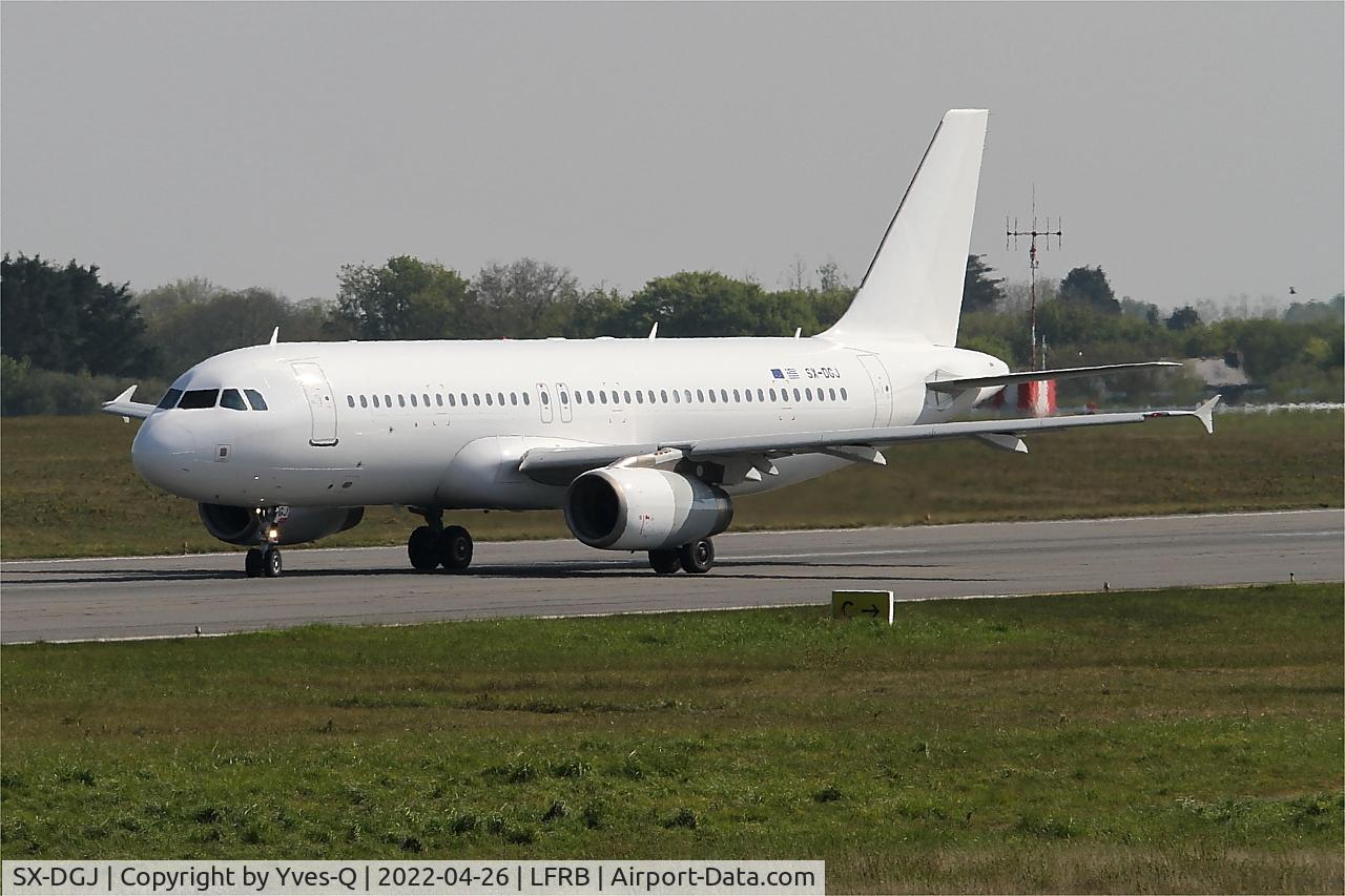 SX-DGJ, 2007 Airbus A320-232 C/N 3316, Airbus A320-232, Taxiing rwy 07R, Brest-Bretagne airport (LFRB-BES)