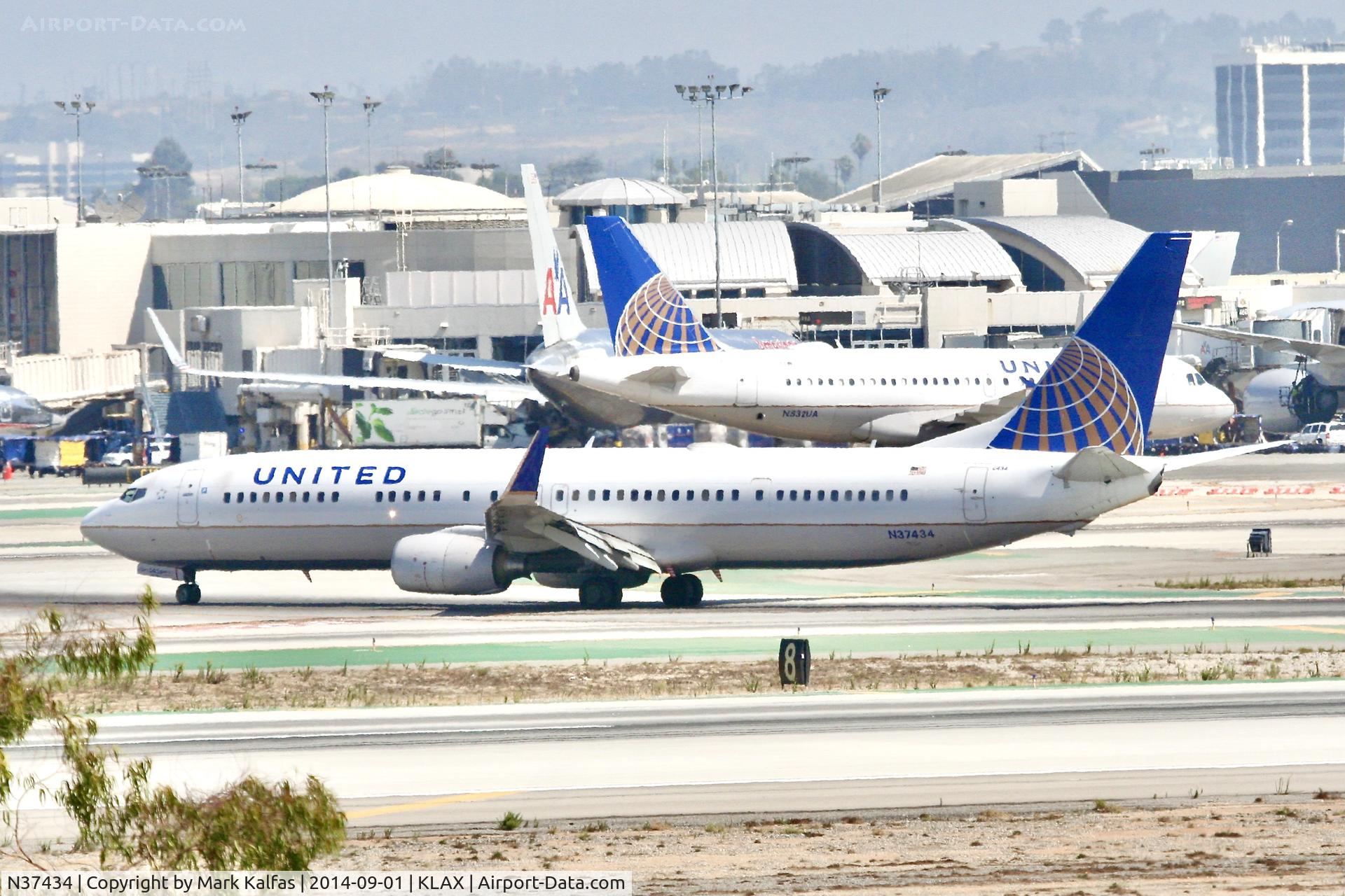 N37434, 2009 Boeing 737-924/ER C/N 33528, United Boeing 737-924/ER, N37434 at LAX