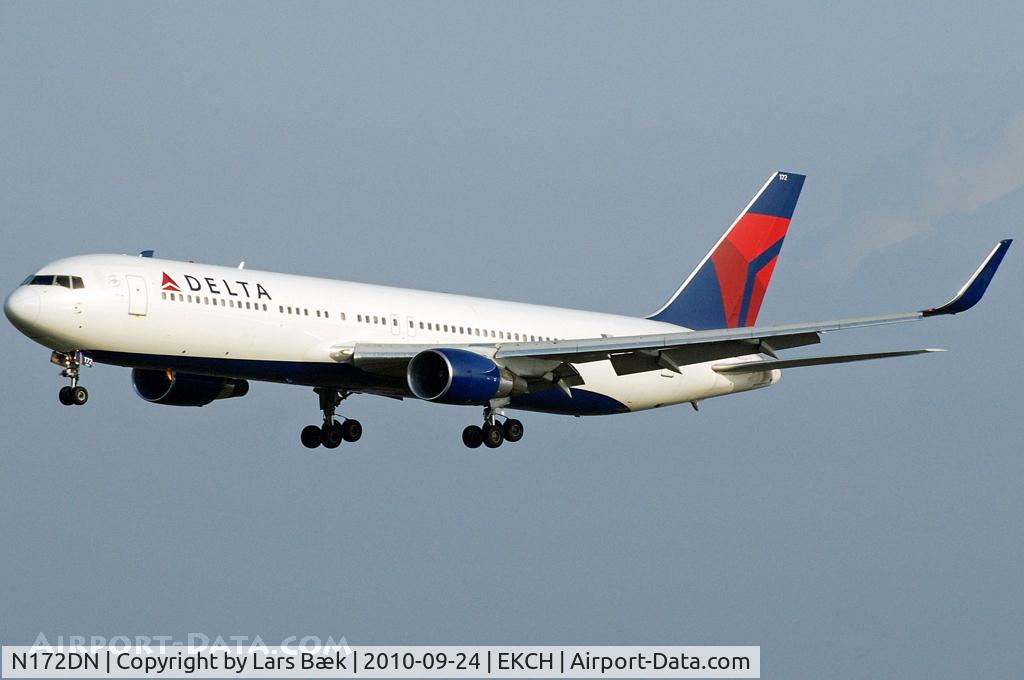 N172DN, 1990 Boeing 767-332 C/N 24775, RWY22L