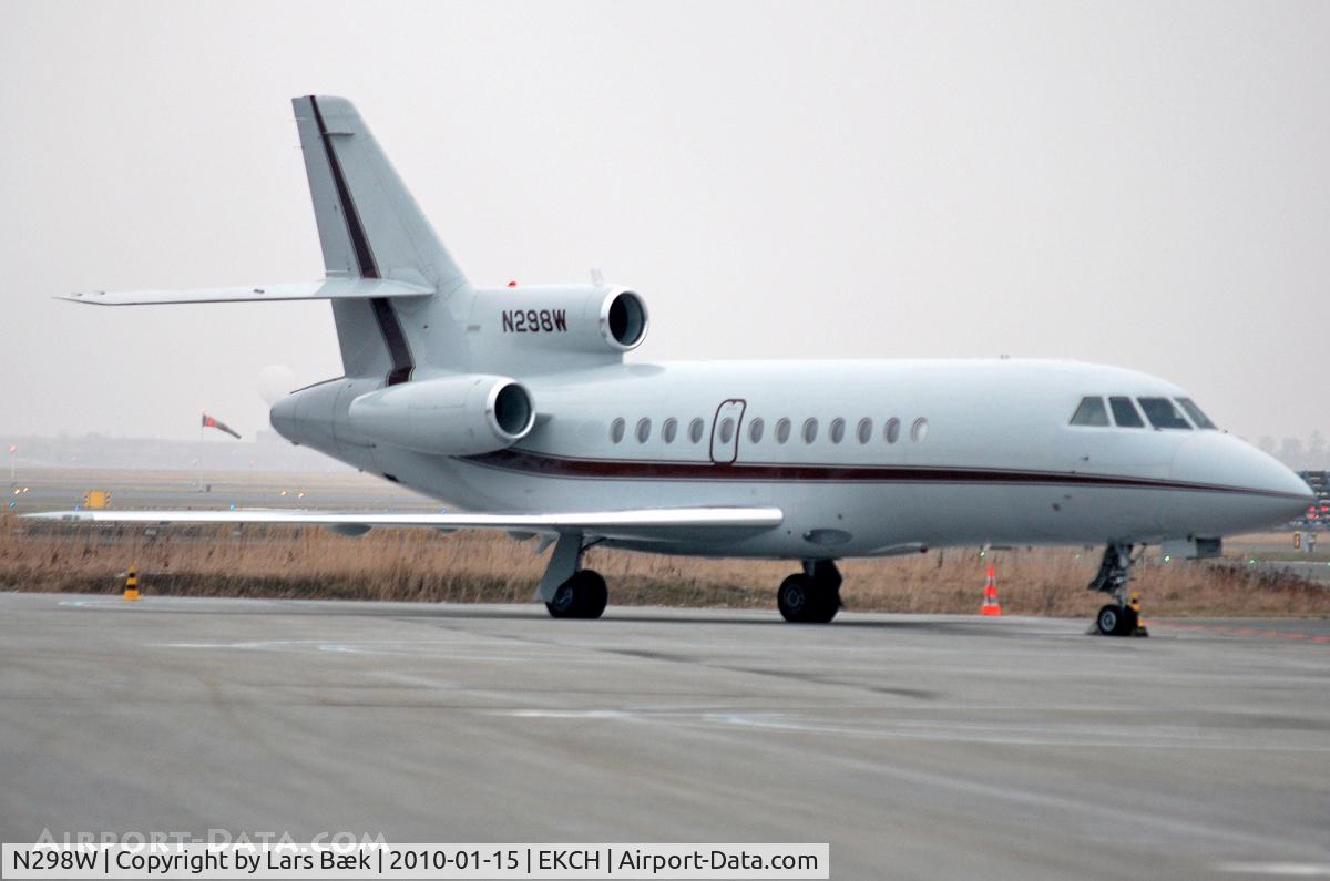 N298W, 1988 Dassault Falcon 900 C/N 45, Parked