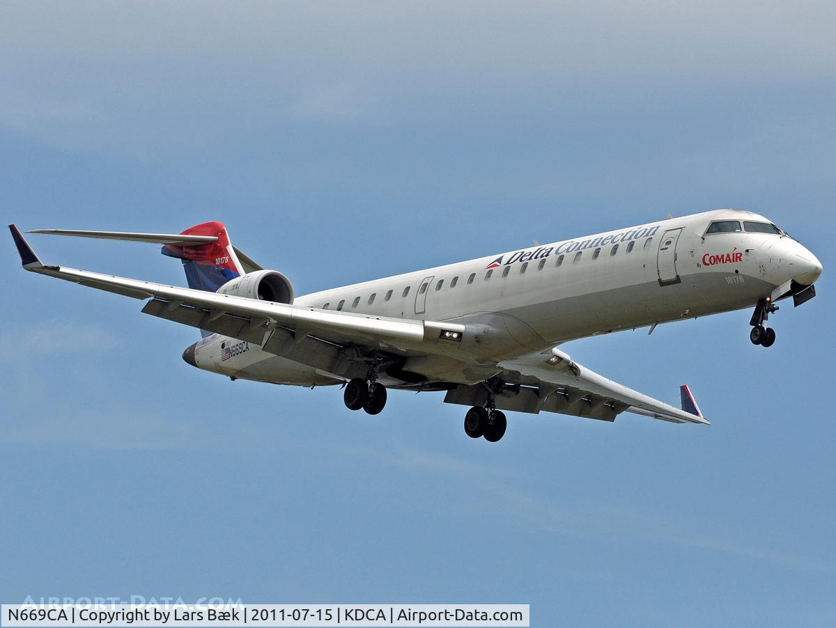 N669CA, 2004 Bombardier CRJ-700 (CL-600-2C10) Regional Jet C/N 10176, RWY19