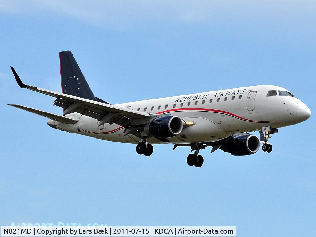 N821MD, 2004 Embraer 170SU (ERJ-170-100SU) C/N 17000042, RWY19
