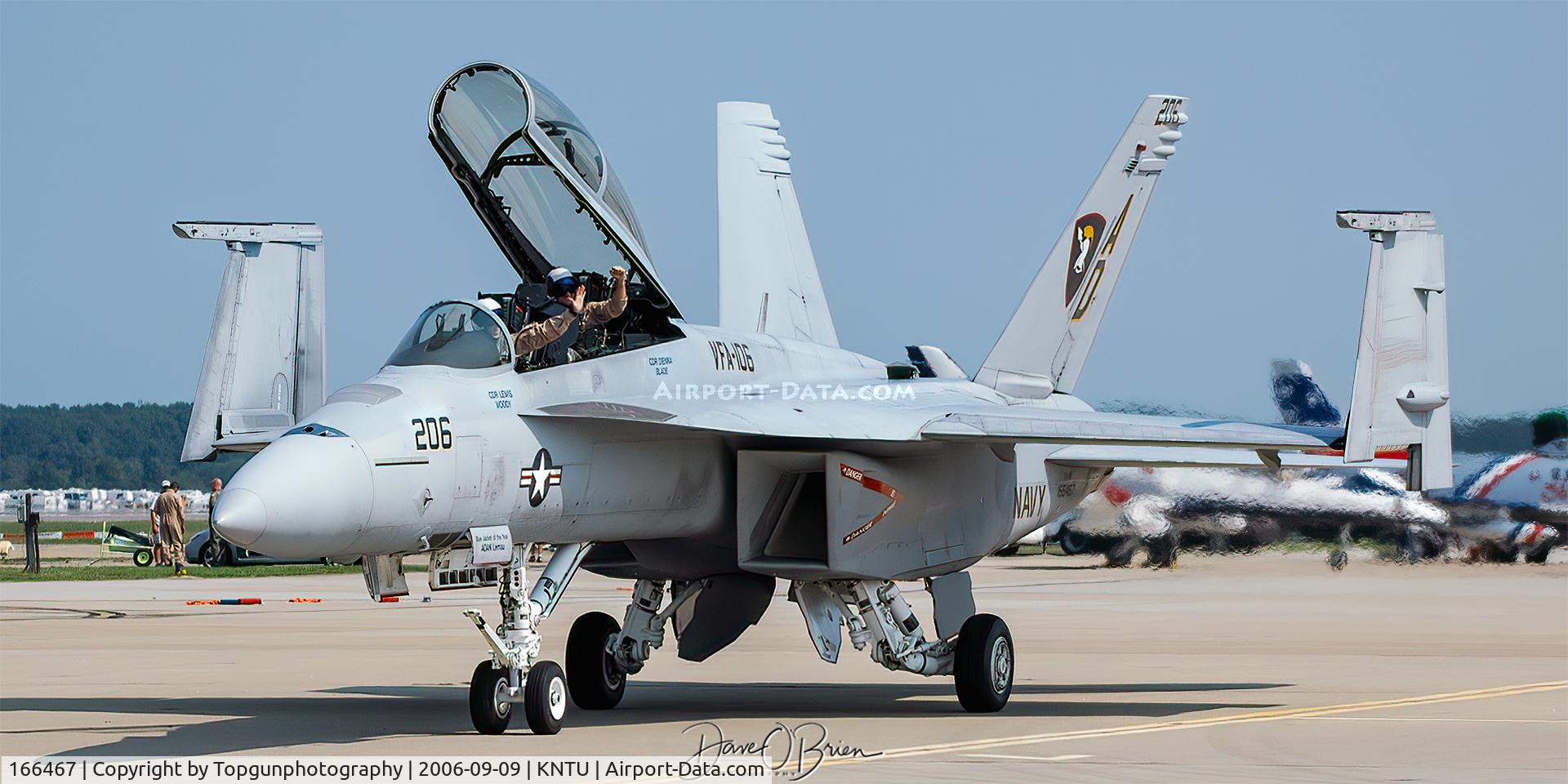 166467, Boeing F/A-18F Super Hornet C/N F102, Super Hornet taxi's by the crowd with a few fist pumps