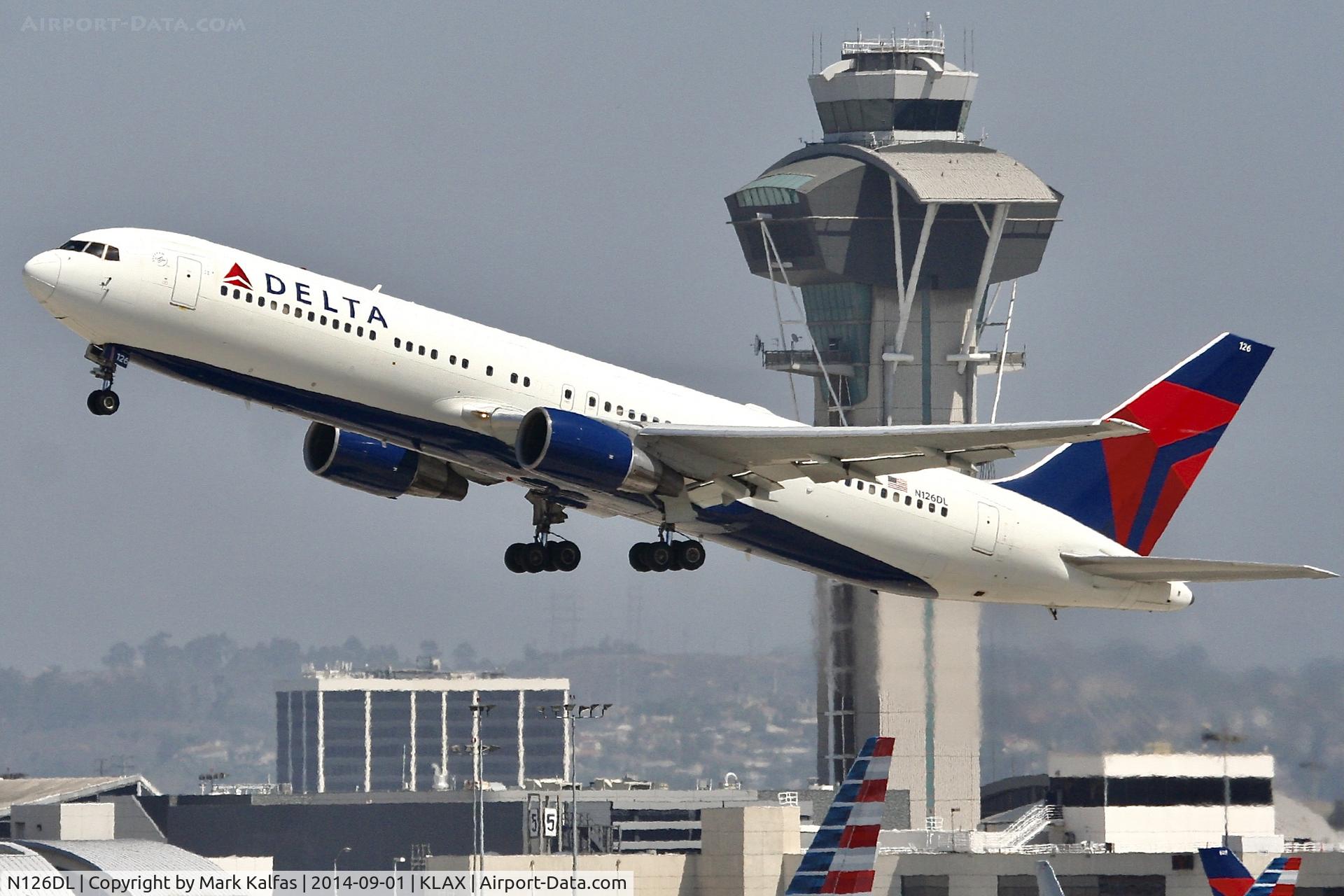 N126DL, 1988 Boeing 767-332 C/N 24076, Delta Boeing 767-332, N126DL departing 25R LAX