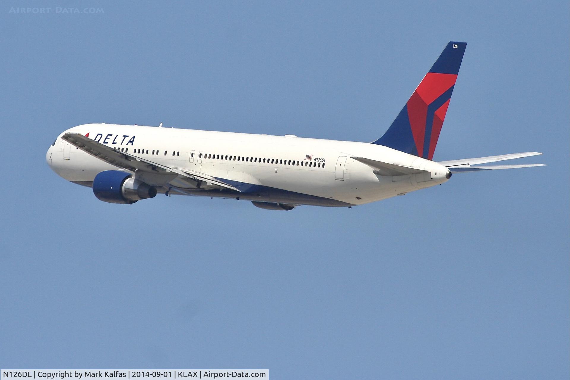 N126DL, 1988 Boeing 767-332 C/N 24076, Delta Boeing 767-332, N126DL departing 25R LAX
