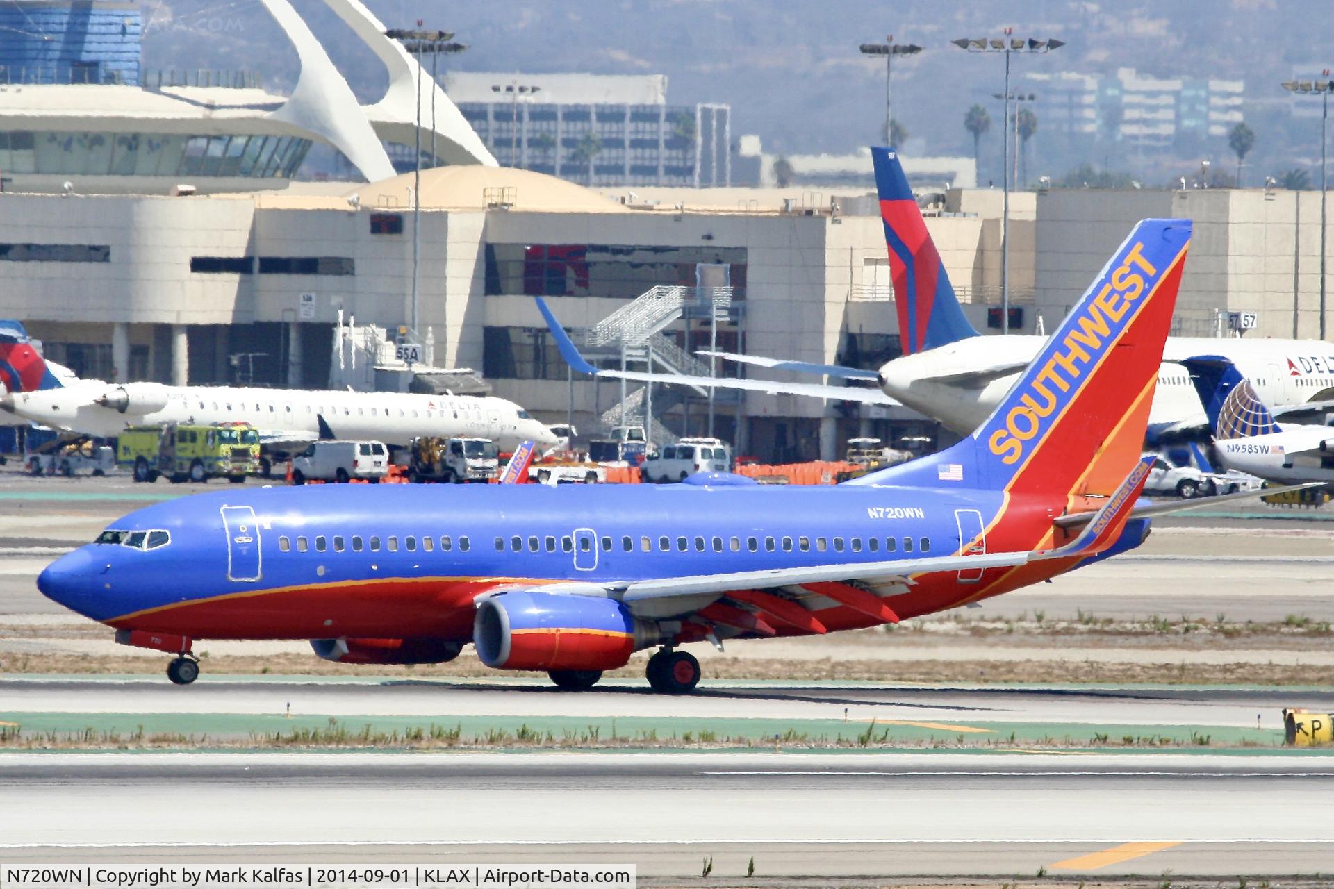 N720WN, 1998 Boeing 737-7H4 C/N 27854, Southwest Boeing 737-7H4, N720WN arriving at LAX