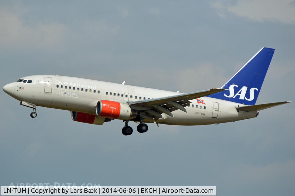 LN-TUH, 1999 Boeing 737-705 C/N 29093, RWY22L
