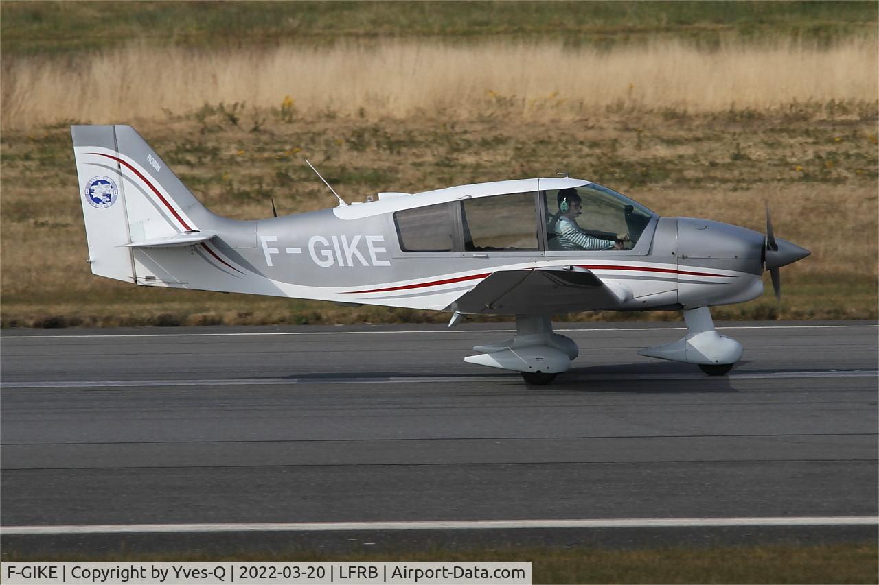 F-GIKE, Robin DR-400-140B Major C/N 1929, Robin DR-400-140B Major, Landing rwy 07R, Brest-Bretagne airport (LFRB-BES)