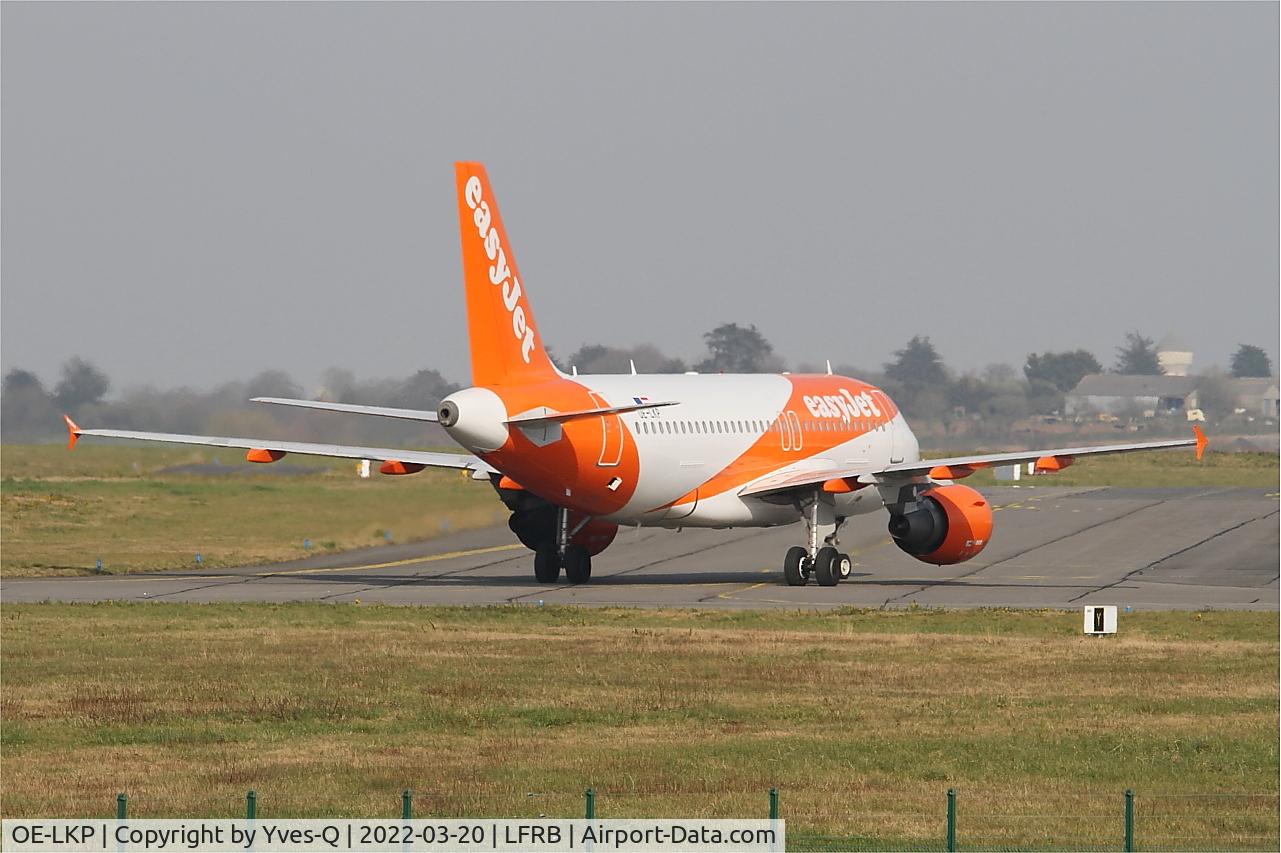 OE-LKP, 2008 Airbus A319-111 C/N 3702, Airbus A319-111, Taxiing to boarding area, Brest-Bretagne airport (LFRB-BES)