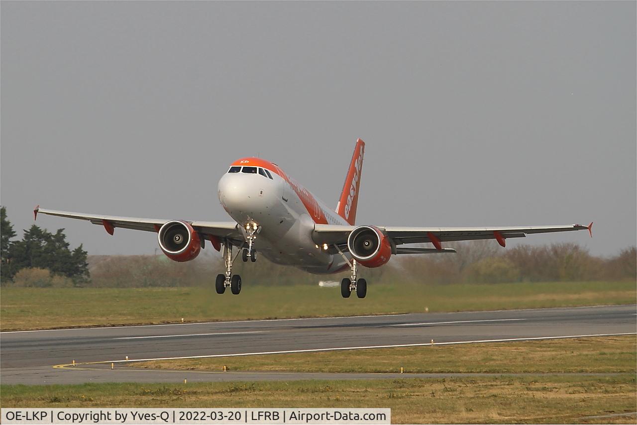 OE-LKP, 2008 Airbus A319-111 C/N 3702, Airbus A319-111, Taking off rwy 25L, Brest-Bretagne airport (LFRB-BES)