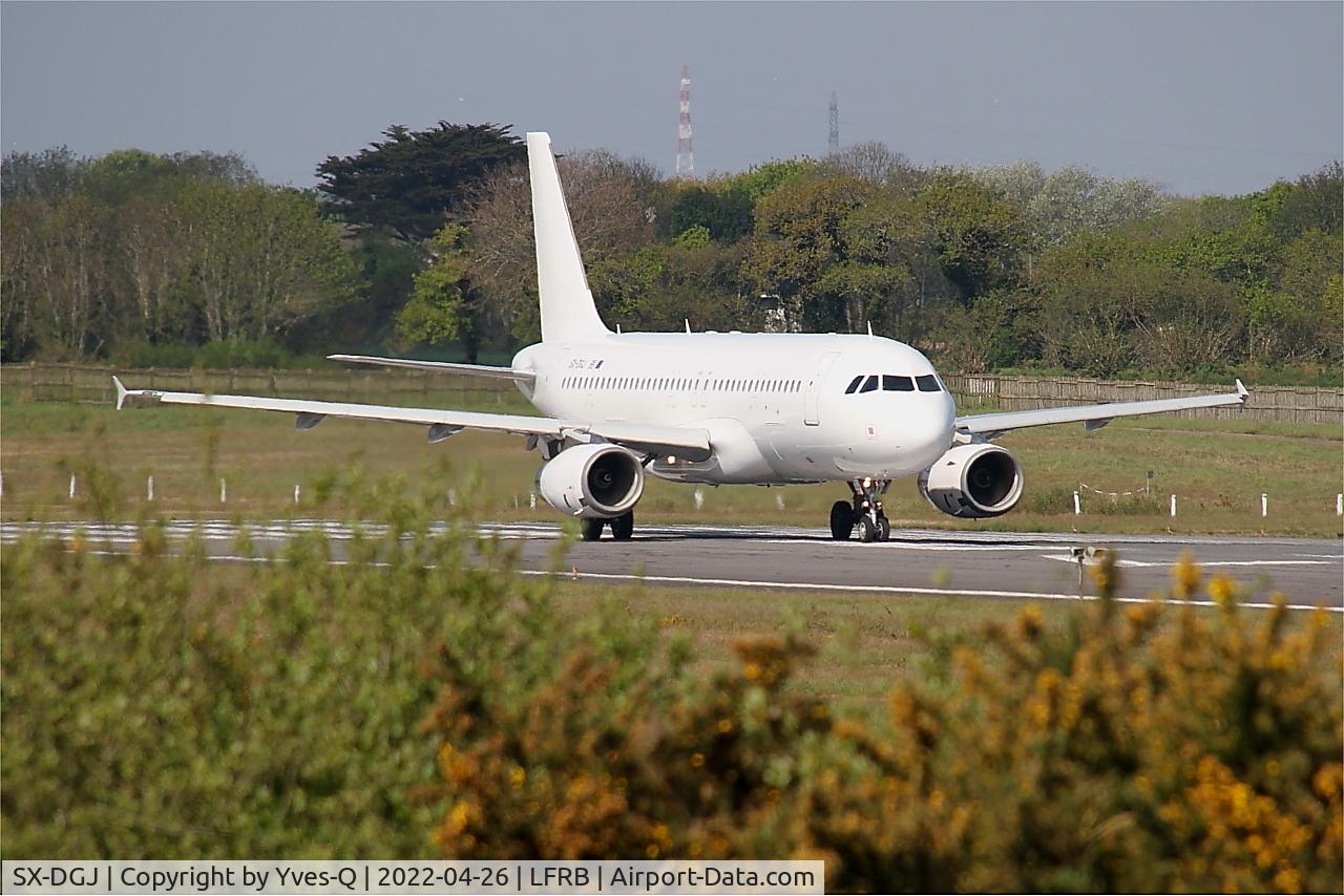 SX-DGJ, 2007 Airbus A320-232 C/N 3316, Airbus A320-232, Ready to take off rwy 07R, Brest-Bretagne airport (LFRB-BES)