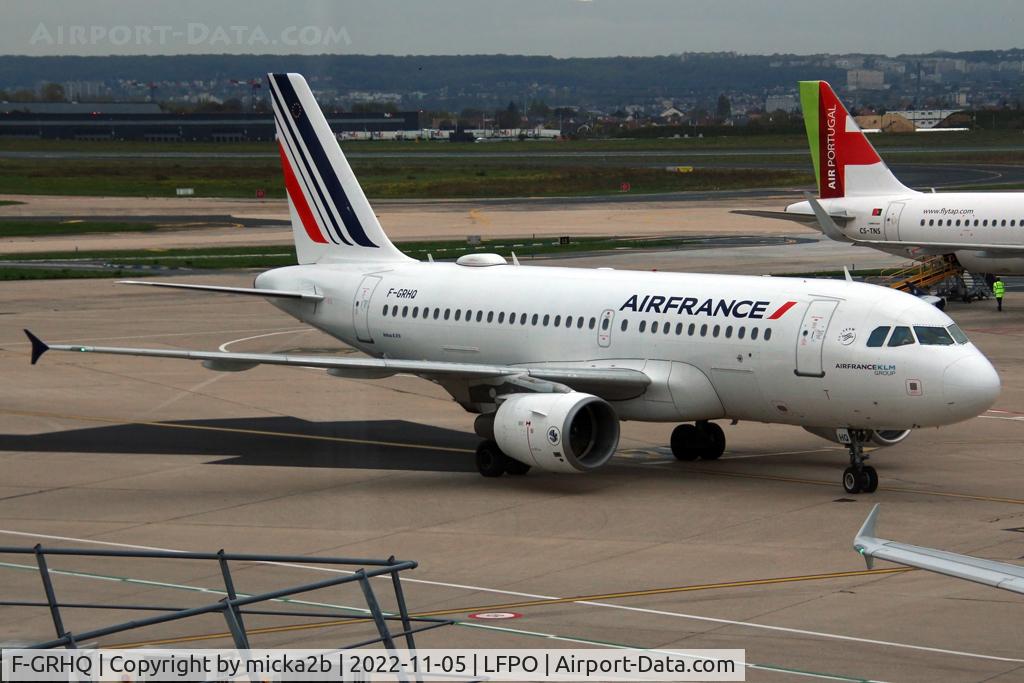 F-GRHQ, 2000 Airbus A319-111 C/N 1404, Taxiing. Scrapped in July 2023.