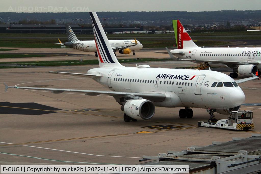 F-GUGJ, 2005 Airbus A318-111 C/N 2582, Taxiing. Scrapped in july 2023.