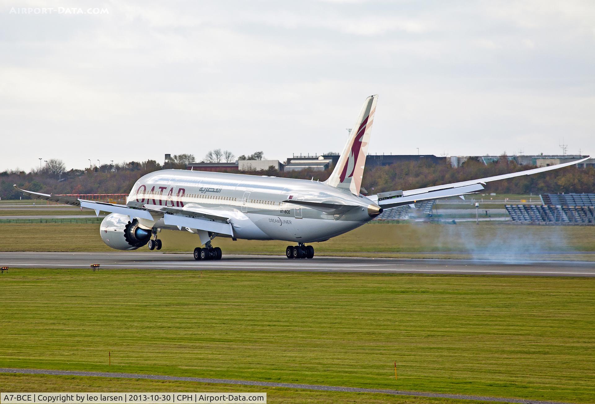 A7-BCE, 2013 Boeing 787-8 Dreamliner C/N 38323, copenhagen 30.10.2013,Touch down spoilers up R-22L
