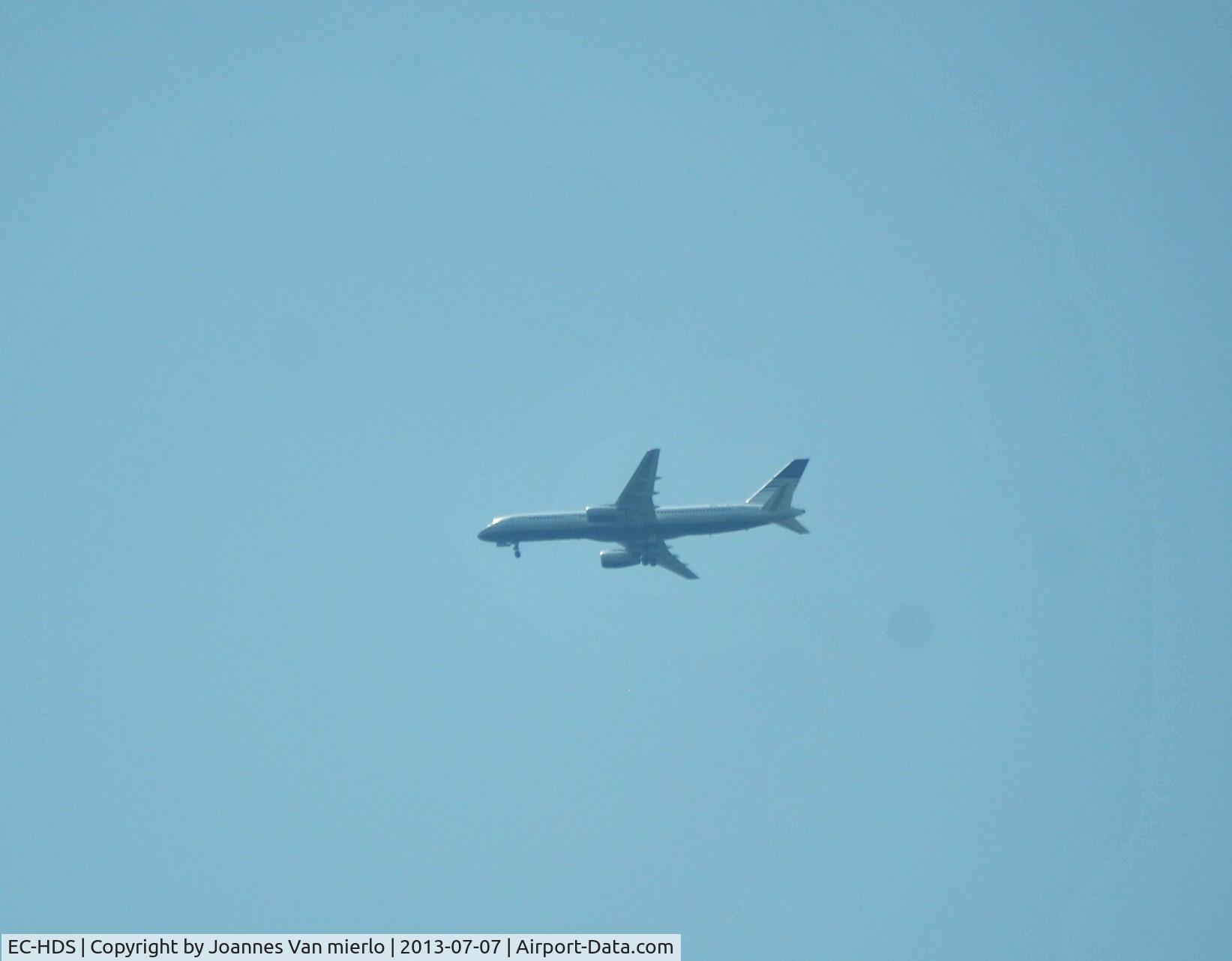 EC-HDS, 1999 Boeing 757-256 C/N 26252, Dealing with gear problems over Belgium