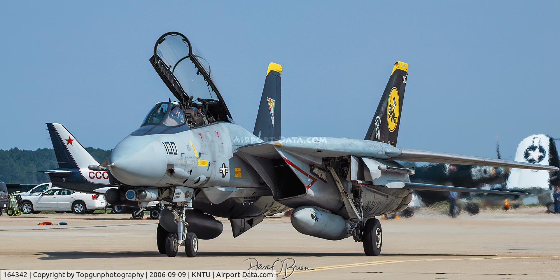 164342, Grumman F-14D Tomcat C/N 617/D-22, heading back to the hot ramp