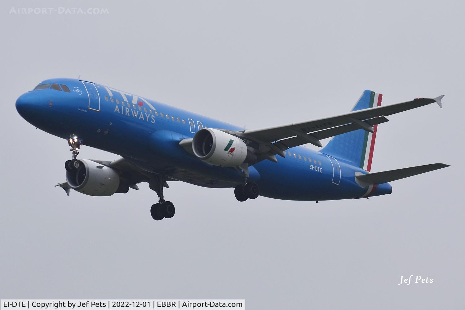 EI-DTE, 2009 Airbus A320-216 C/N 3885, Landing at Brussels Airport.