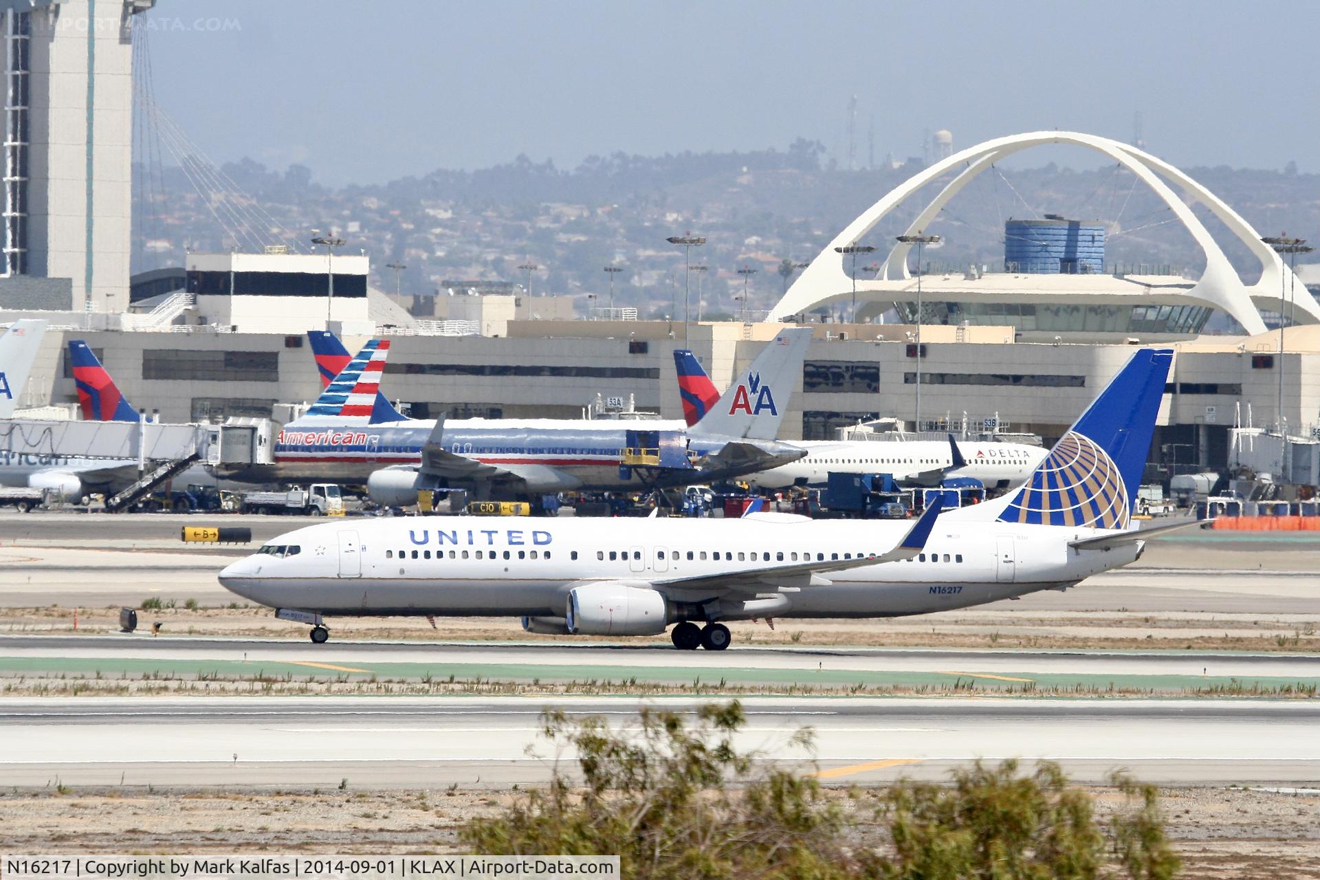 N16217, 1998 Boeing 737-824 C/N 28777, United Boeing 737-824, at LAX