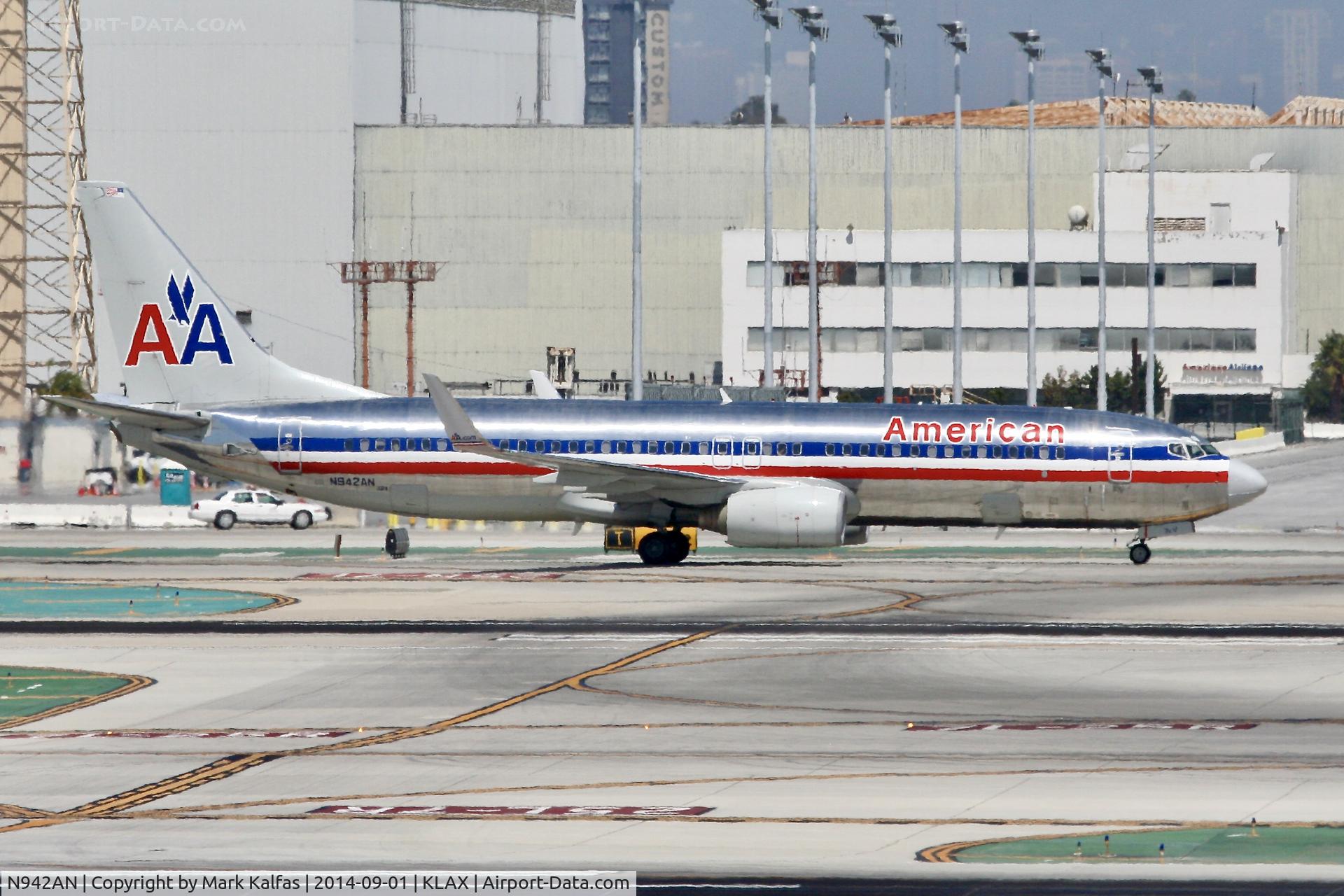 N942AN, 2000 Boeing 737-823 C/N 30084, American Boeing 737-823, N942AN at LAX