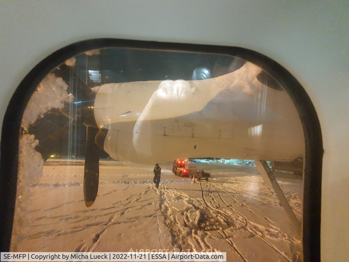 SE-MFP, 1987 Fokker 50 C/N 20105, Waiting for de-icing on a snowy day in Stockholm