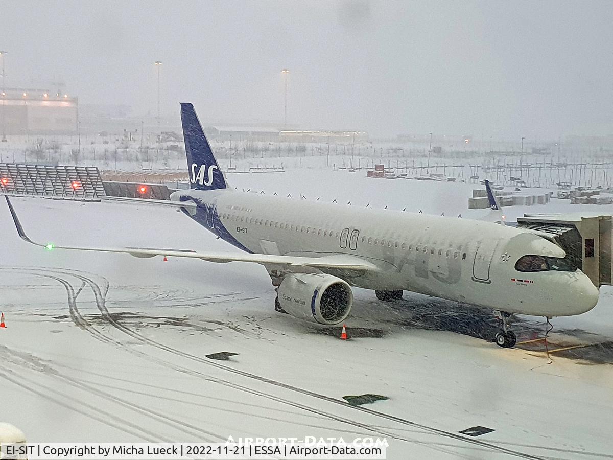 EI-SIT, 2022 Airbus A320-251N C/N 10937, At snowy Arlanda