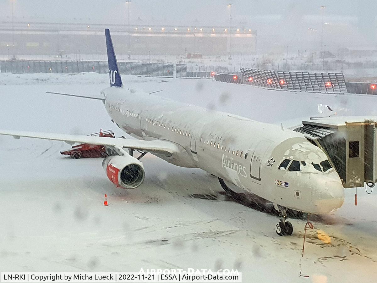 LN-RKI, 2002 Airbus A321-232 C/N 1817, Heavy snow at Arlanda