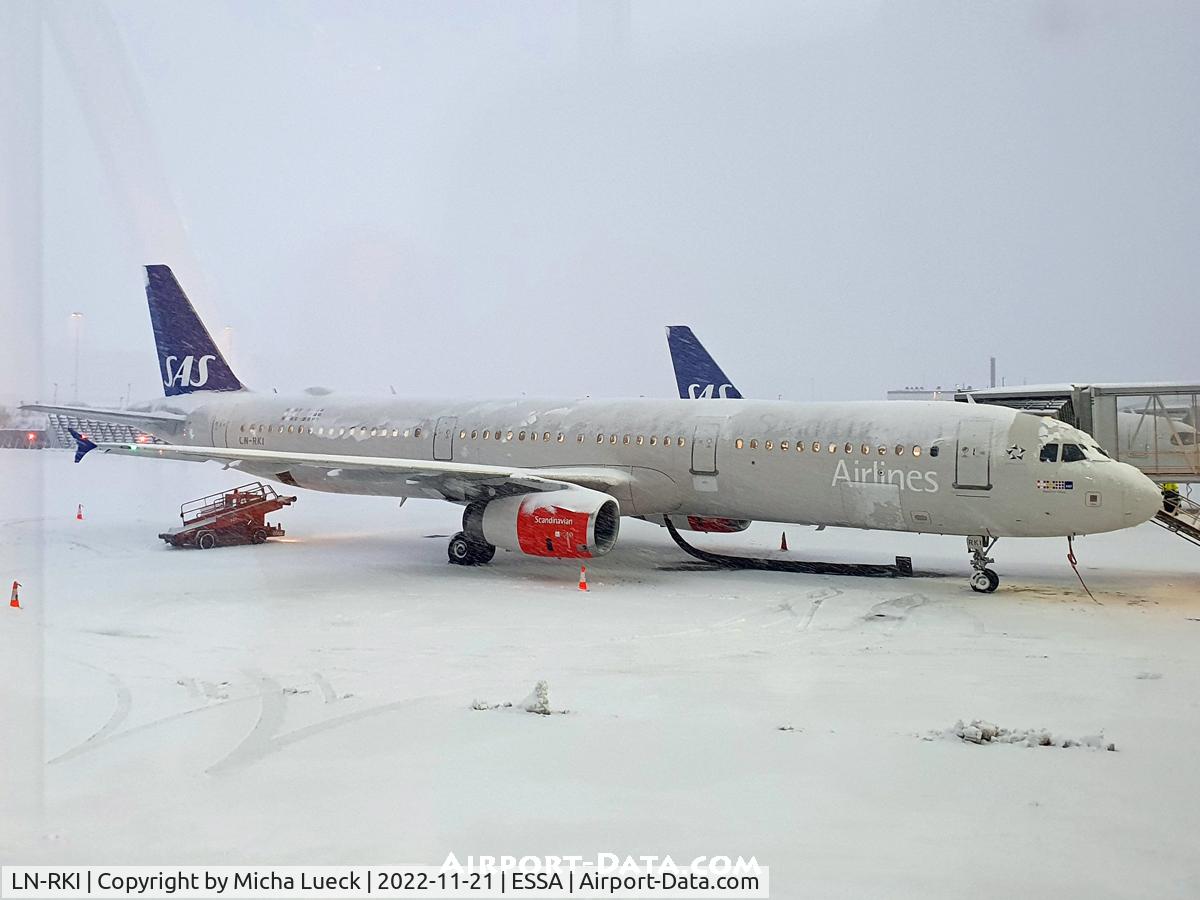 LN-RKI, 2002 Airbus A321-232 C/N 1817, At snowy Arlanda